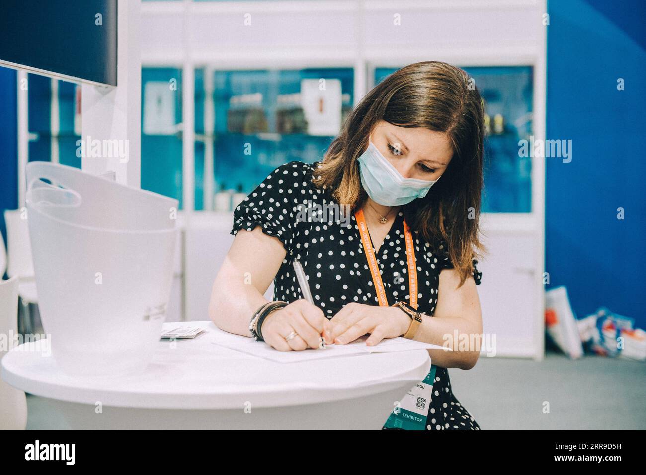 210610 -- NINGBO, 10 giugno 2021 -- Eleni Oikonomous prende nota al secondo Expo del CEEC Cina-paesi dell'Europa centrale e orientale a Ningbo, nella provincia dello Zhejiang della Cina orientale, 9 giugno 2021. Eleni Oikonomous venne a Ningbo con suo marito dalla Grecia all'inizio del 2019. Con l'aiuto di politiche locali di sostegno per gli imprenditori dei paesi dell'Europa centrale e orientale, Eleni ha aperto una società commerciale e un centro di formazione per la danza dove insegna danza popolare greca. Eleni sta aspettando il suo primo bambino, che scadrà tra solo un mese. Ho trascorso due anni a Ningbo, e ho trovato molto la città Foto Stock