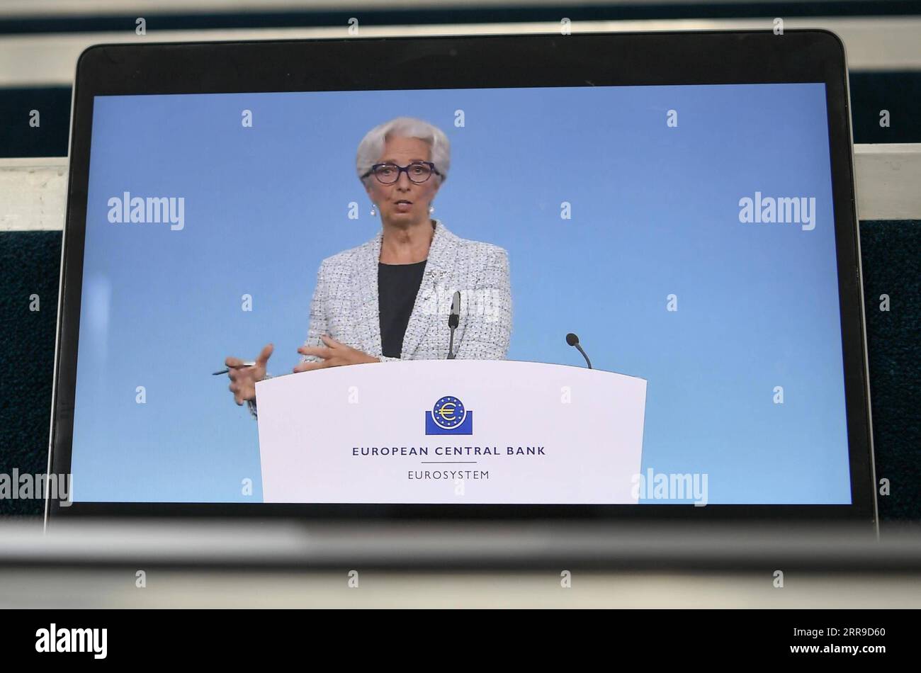 210610 -- FRANCOFORTE, 10 giugno 2021 -- la foto scattata il 10 giugno 2021 mostra il presidente della BCE della Banca centrale europea Christine Lagarde durante la diretta streaming di una conferenza stampa a seguito della riunione del consiglio direttivo della BCE tenutasi presso la sede centrale della BCE a Francoforte, Germania. Giovedì la BCE ha dichiarato che manterrà invariati i tassi di interesse di riferimento dell’area dell’euro e continuerà ad acquistare obbligazioni nell’ambito del suo PEPP Ppandemico Emergency Purchase Program a un ritmo significativamente più elevato nel prossimo trimestre rispetto ai primi mesi di quest’anno. GERMANIA-FRANCOFORTE-BCE-CHRISTINE LAGARDE-CONFERENZA STAMPA L Foto Stock