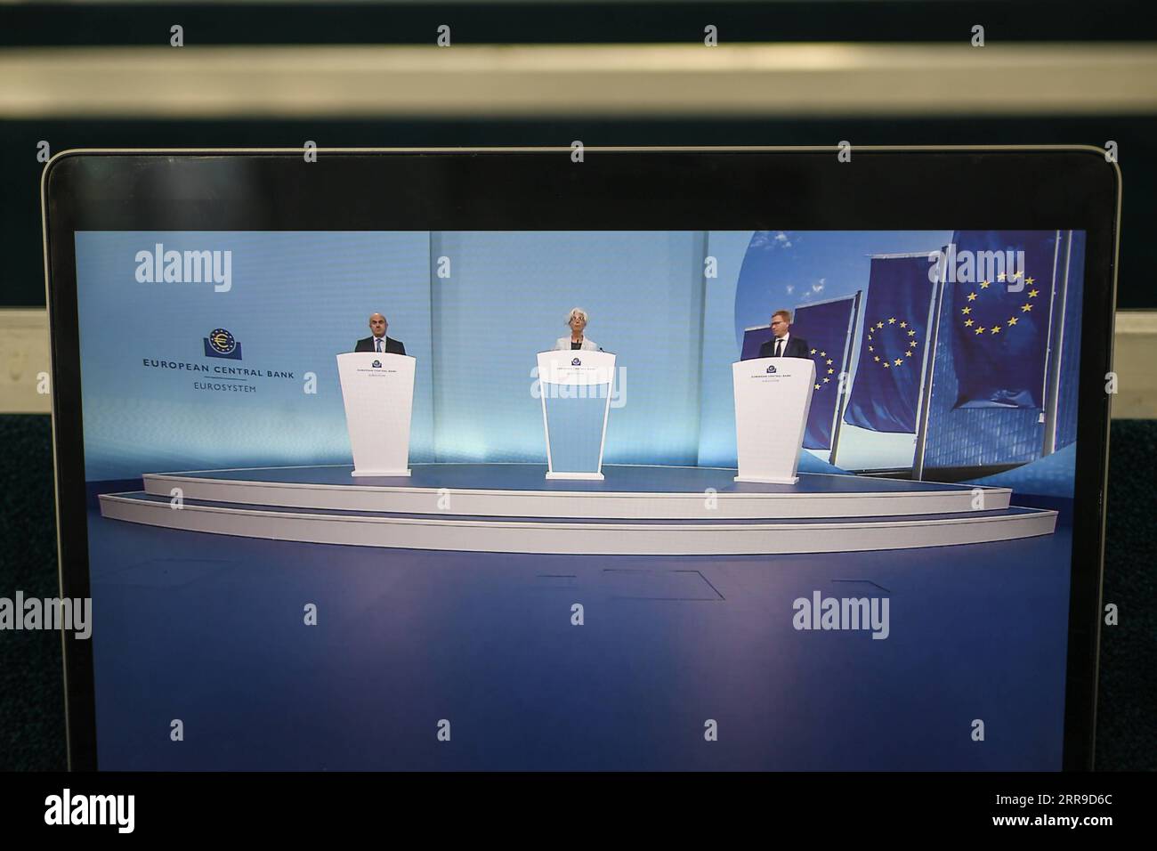 210610 -- FRANCOFORTE, 10 giugno 2021 -- la foto scattata il 10 giugno 2021 mostra la diretta streaming di una conferenza stampa a seguito della riunione del consiglio direttivo della BCE della Banca centrale europea tenutasi presso la sede centrale della BCE a Francoforte, Germania. Giovedì la BCE ha dichiarato che manterrà invariati i tassi di interesse di riferimento dell’area dell’euro e continuerà ad acquistare obbligazioni nell’ambito del suo PEPP Ppandemico Emergency Purchase Program a un ritmo significativamente più elevato nel prossimo trimestre rispetto ai primi mesi di quest’anno. GERMANIA-FRANCOFORTE-BCE-CHRISTINE LAGARDE-CONFERENZA STAMPA LUXYANG PUBLICATIONXNOTXINXCHN Foto Stock