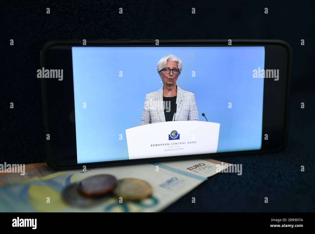 210610 -- FRANCOFORTE, 10 giugno 2021 -- la foto scattata il 10 giugno 2021 mostra il presidente della BCE della Banca centrale europea Christine Lagarde durante la diretta streaming di una conferenza stampa a seguito della riunione del consiglio direttivo della BCE tenutasi presso la sede centrale della BCE a Francoforte, Germania. Giovedì la BCE ha dichiarato che manterrà invariati i tassi di interesse di riferimento dell’area dell’euro e continuerà ad acquistare obbligazioni nell’ambito del suo PEPP Ppandemico Emergency Purchase Program a un ritmo significativamente più elevato nel prossimo trimestre rispetto ai primi mesi di quest’anno. GERMANIA-FRANCOFORTE-BCE-CHRISTINE LAGARDE-CONFERENZA STAMPA L Foto Stock