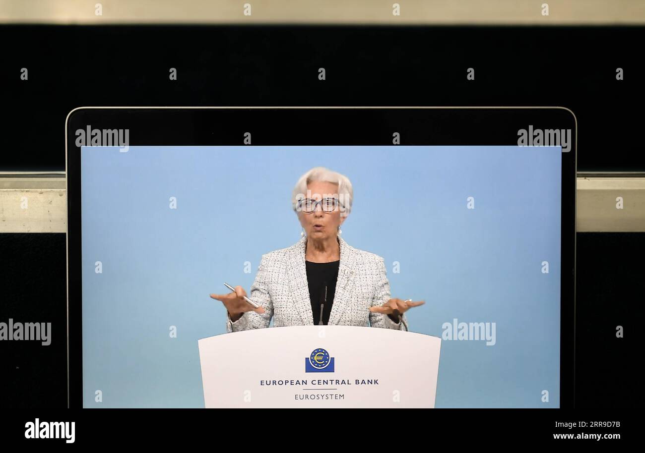 210610 -- FRANCOFORTE, 10 giugno 2021 -- la foto scattata il 10 giugno 2021 mostra il presidente della BCE della Banca centrale europea Christine Lagarde durante la diretta streaming di una conferenza stampa a seguito della riunione del consiglio direttivo della BCE tenutasi presso la sede centrale della BCE a Francoforte, Germania. Giovedì la BCE ha dichiarato che manterrà invariati i tassi di interesse di riferimento dell’area dell’euro e continuerà ad acquistare obbligazioni nell’ambito del suo PEPP Ppandemico Emergency Purchase Program a un ritmo significativamente più elevato nel prossimo trimestre rispetto ai primi mesi di quest’anno. GERMANIA-FRANCOFORTE-BCE-CHRISTINE LAGARDE-CONFERENZA STAMPA L Foto Stock