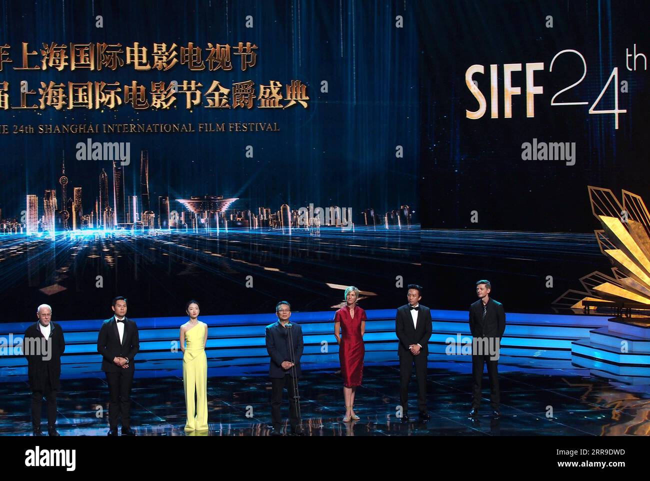 210612 -- SHANGHAI, 12 giugno 2021 -- i membri della giuria dei Golden Goblet Awards di quest'anno sono visti durante il 24° Shanghai International Film Festival a Shanghai, 11 giugno 2021. Il 24° Shanghai International Film Festival SIFF ha aperto a Shanghai il venerdì sera. Il festival, che durerà fino al 20 giugno, si è aperto in mezzo a regolari misure di prevenzione e controllo delle epidemie. Oltre 400 film nazionali e stranieri saranno proiettati all'evento, tra cui 73 anteprime mondiali, secondo l'organizzatore. CHINA-SHANGHAI-INT L FILM FESTIVAL-OPENING CN RENXLONG PUBLICATIONXNOTXINXCHN Foto Stock