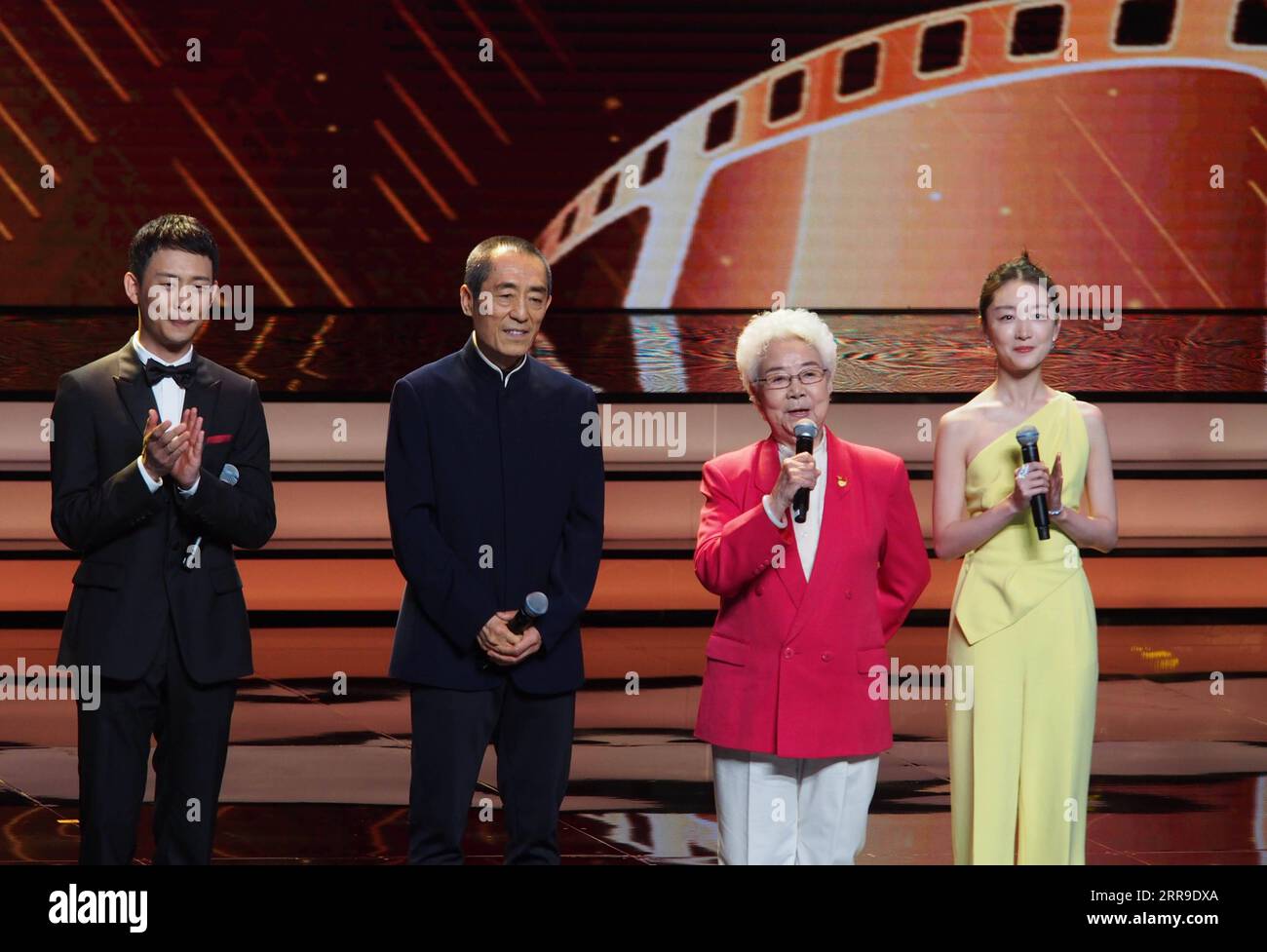210612 -- SHANGHAI, 12 giugno 2021 -- Actresses Tian Hua 2nd R, Zhou Dongyu 1st R, l'attore Zhang Yi 1st L e il regista Zhang Yimou 2nd L condividono la loro esperienza durante il 24th Shanghai International Film Festival a East China S Shanghai, 11 giugno 2021. Il 24° Shanghai International Film Festival SIFF ha aperto a Shanghai il venerdì sera. Il festival, che durerà fino al 20 giugno, si è aperto in mezzo a regolari misure di prevenzione e controllo delle epidemie. Oltre 400 film nazionali e stranieri saranno proiettati all'evento, tra cui 73 anteprime mondiali, secondo l'organizzatore. CHINA-SHANGHAI-INT L Foto Stock