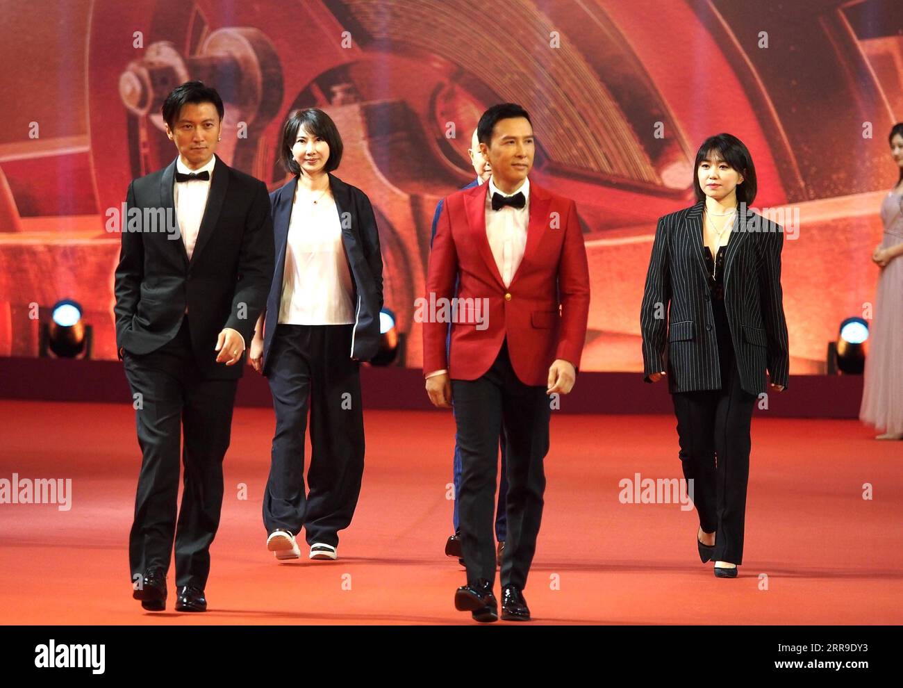 210612 -- SHANGHAI, 12 giugno 2021 -- la foto scattata l'11 giugno 2021 mostra una scena del Red carpet show del 24° Shanghai International Film Festival nella Shanghai orientale della Cina. Il 24° Shanghai International Film Festival SIFF ha aperto a Shanghai il venerdì sera. Il festival, che durerà fino al 20 giugno, si è aperto in mezzo a regolari misure di prevenzione e controllo delle epidemie. Oltre 400 film nazionali e stranieri saranno proiettati all'evento, tra cui 73 anteprime mondiali, secondo l'organizzatore. CHINA-SHANGHAI-INT L FILM FESTIVAL-OPENING CN RENXLONG PUBLICATIONXNOTXINXCHN Foto Stock