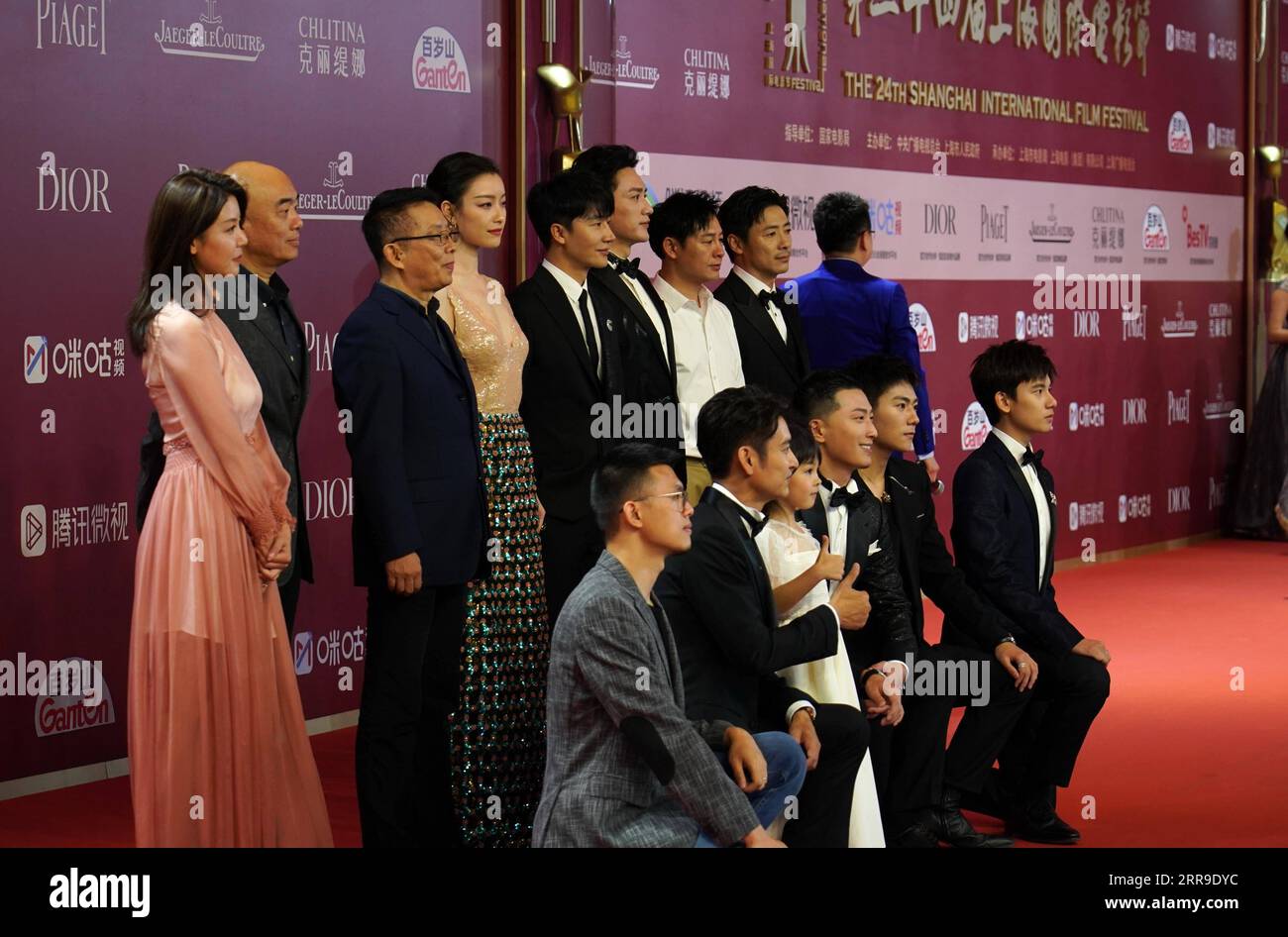 210612 -- SHANGHAI, 12 giugno 2021 -- la foto scattata l'11 giugno 2021 mostra una scena del Red carpet show del 24° Shanghai International Film Festival nella Shanghai orientale della Cina. Il 24° Shanghai International Film Festival SIFF ha aperto a Shanghai il venerdì sera. Il festival, che durerà fino al 20 giugno, si è aperto in mezzo a regolari misure di prevenzione e controllo delle epidemie. Oltre 400 film nazionali e stranieri saranno proiettati all'evento, tra cui 73 anteprime mondiali, secondo l'organizzatore. CHINA-SHANGHAI-INT L FILM FESTIVAL-OPENING CN RENXLONG PUBLICATIONXNOTXINXCHN Foto Stock