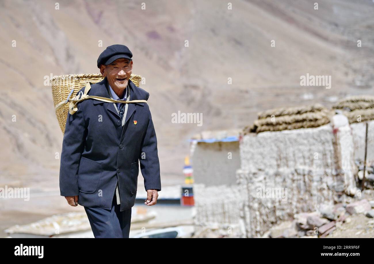 210613 -- LHASA, 13 giugno 2021 -- Migmar Walks in Lhaya Village, Gyamco Township, Namling County of Xigaze City, regione autonoma Tibet del sud-ovest della Cina, 18 aprile 2021. Il 79enne Migmar è nato nella contea di sa gya di Xigaze e ora vive nel villaggio di Lhaya. Quando ricordava la sua vita come servitore prima della riforma democratica del 1959, Migmar disse che la mia famiglia era fortemente indebitata in quel momento, così fui mandato a allevare pecore per un proprietario di servi per pagare i debiti della mia famiglia quando avevo solo sette anni. Lì soffriva continuamente di punizioni come essere schiaffeggiato, frustato e rinchiuso Foto Stock