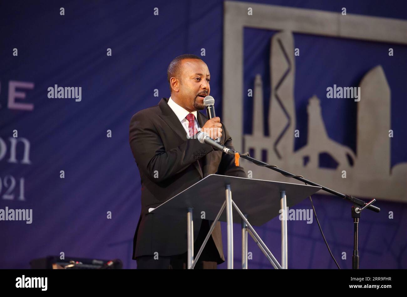210614 -- ADDIS ABEBA, 14 giugno 2021 -- il primo ministro etiope Abiy Ahmed parla alla cerimonia di inaugurazione del progetto di piazza Meskel costruito in Cina ad Addis Abeba, Etiopia, 13 giugno 2021. Il primo ministro etiope Abiy Ahmed ha inaugurato un mega progetto di sviluppo firmato dalla Cina nel centro città domenica, con l'ex presidente Mulatu Teshome, alti funzionari governativi e rappresentanti delle missioni diplomatiche che ne sono testimoni. DA SEGUIRE: Roundup: Il PM etiope inaugura il progetto di costruzione cinese ETIOPIA-ADDIS ABEBA-CINA-PROGETTO-INAUGURAZIONE WangxPing PUBLICATIONxNOTxINxCHN Foto Stock