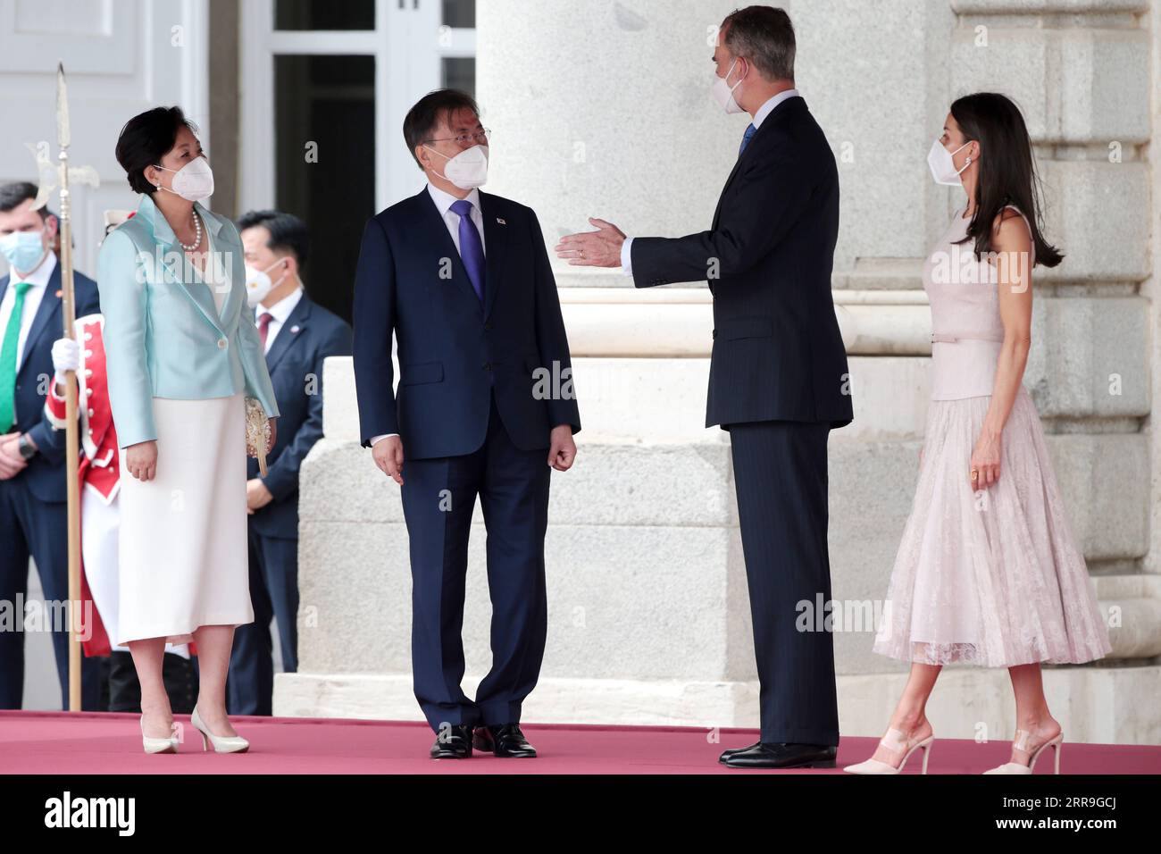 210616 -- MADRID, 16 giugno 2021 -- il re spagnolo Felipe vi 2° R e la regina Letizia 1° R ricevono il presidente della Repubblica di Corea ROK Moon Jae-in 2° L, davanti e sua moglie Kim Jung-sook 1° L, davanti al Palazzo reale di Madrid, Spagna, il 15 giugno 2021. Foto di /Xinhua SPAIN-MADRID-KING-ROK-PRESIDENT-MEETING JuanxCarlosxRojas PUBLICATIONxNOTxINxCHN Foto Stock