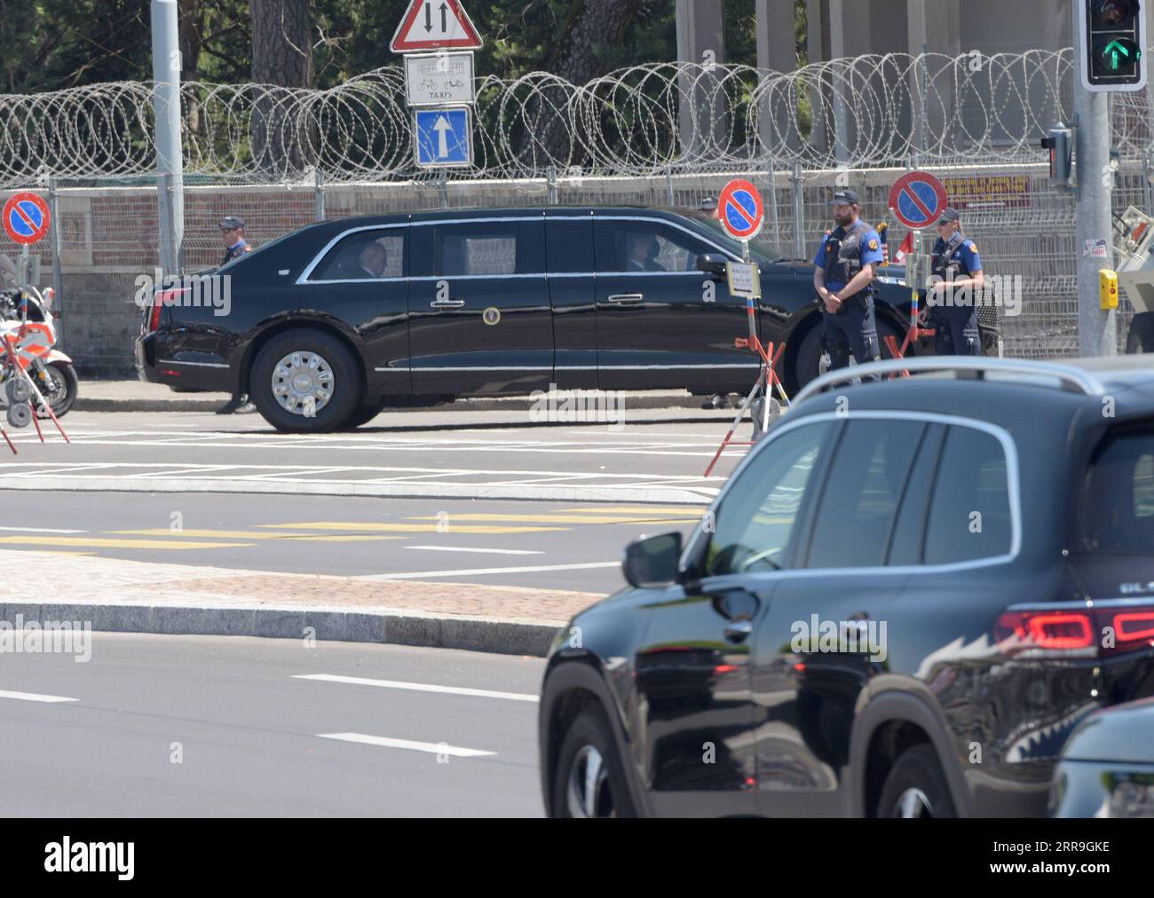 210616 -- GINEVRA, 16 giugno 2021 -- la flotta del presidente degli Stati Uniti Joe Biden arriva sul luogo del summit USA-Russia a Ginevra, in Svizzera, il 16 giugno 2021. Il presidente degli Stati Uniti Joe Biden e il suo omologo russo Vladimir Putin si sono incontrati mercoledì a Villa la Grange a Ginevra, che è il primo incontro faccia a faccia dei due leader da quando l'amministrazione Biden è entrata in carica il 20 gennaio. SVIZZERA-GINEVRA-BIDEN-PUTIN-MEETING GuoxChen PUBLICATIONxNOTxINxCHN Foto Stock