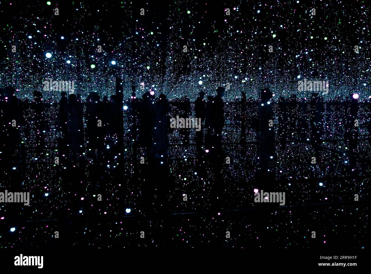 210617 -- LONDRA, 17 giugno 2021 -- le persone visitano la mostra YAYOI KUSAMA-INFINITY MIRROR ROOMS al Tate Modern di Londra, Gran Bretagna, il 16 giugno 2021. BRITAIN-LONDON-YAYOI KUSAMA-EXHIBITION HanxYan PUBLICATIONxNOTxINxCHN Foto Stock