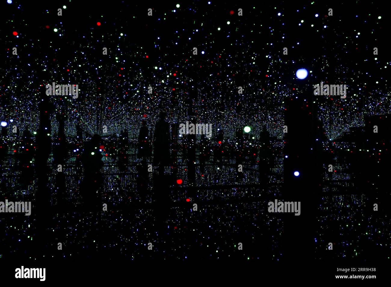 210617 -- LONDRA, 17 giugno 2021 -- le persone visitano la mostra YAYOI KUSAMA-INFINITY MIRROR ROOMS al Tate Modern di Londra, Gran Bretagna, il 16 giugno 2021. BRITAIN-LONDON-YAYOI KUSAMA-EXHIBITION HanxYan PUBLICATIONxNOTxINxCHN Foto Stock