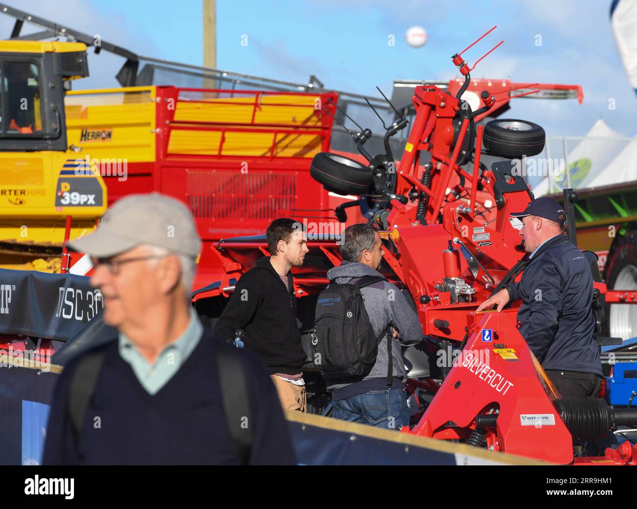 210618 -- HAMILTON, 18 giugno 2021 -- visitatori ed espositori sono visti a Fieldays, il più grande evento agroalimentare della nuova Zelanda, a Mystery Creek di Hamilton, nuova Zelanda, 17 giugno 2021. Quest'anno i Fieldays sono stati aperti al pubblico il mercoledì dall'ultimo Fieldays fisico tenutosi nel 2019. Fieldays è una rinomata piattaforma per il lancio di tecnologie agricole all'avanguardia. Con oltre 1.000 espositori, le ultime innovazioni, i controlli sanitari, i consigli sulle carriere agricole e l'istruzione, le competizioni, le opzioni di ristorazione, l'evento di quattro giorni basato su un sito di 114 ettari a Mystery Creek Foto Stock