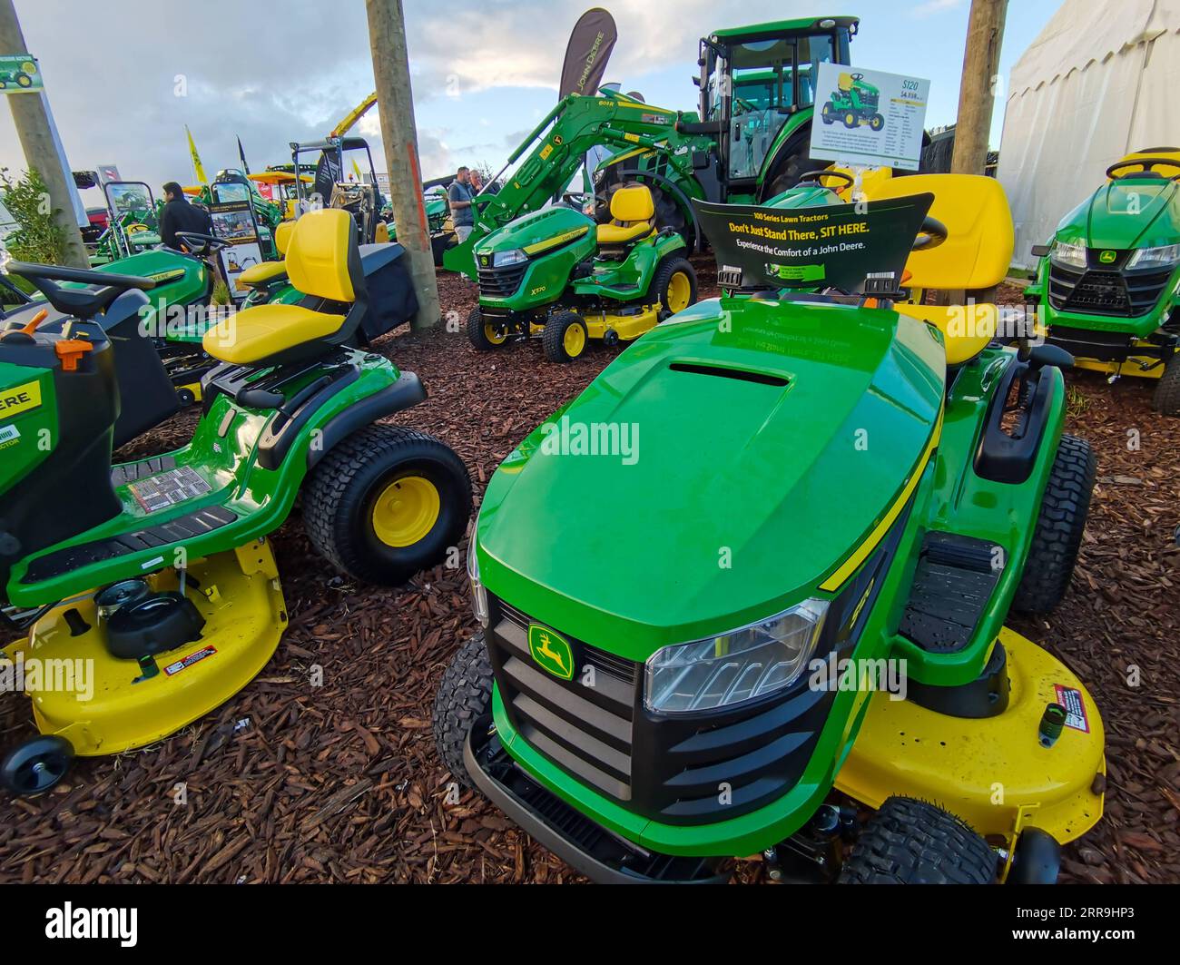 210618 -- HAMILTON, 18 giugno 2021 -- le macchine agricole sono esposte a Fieldays, il più grande evento agroalimentare della nuova Zelanda, a Mystery Creek di Hamilton, nuova Zelanda, 17 giugno 2021. Quest'anno i Fieldays sono stati aperti al pubblico il mercoledì dall'ultimo Fieldays fisico tenutosi nel 2019. Fieldays è una rinomata piattaforma per il lancio di tecnologie agricole all'avanguardia. Con oltre 1.000 espositori, le ultime innovazioni, i controlli sanitari, i consigli sulle carriere e l'istruzione nel settore agricolo, le competizioni, le opzioni di ristorazione, l'evento di quattro giorni basato su un sito di 114 ettari al Mystery Cree Foto Stock