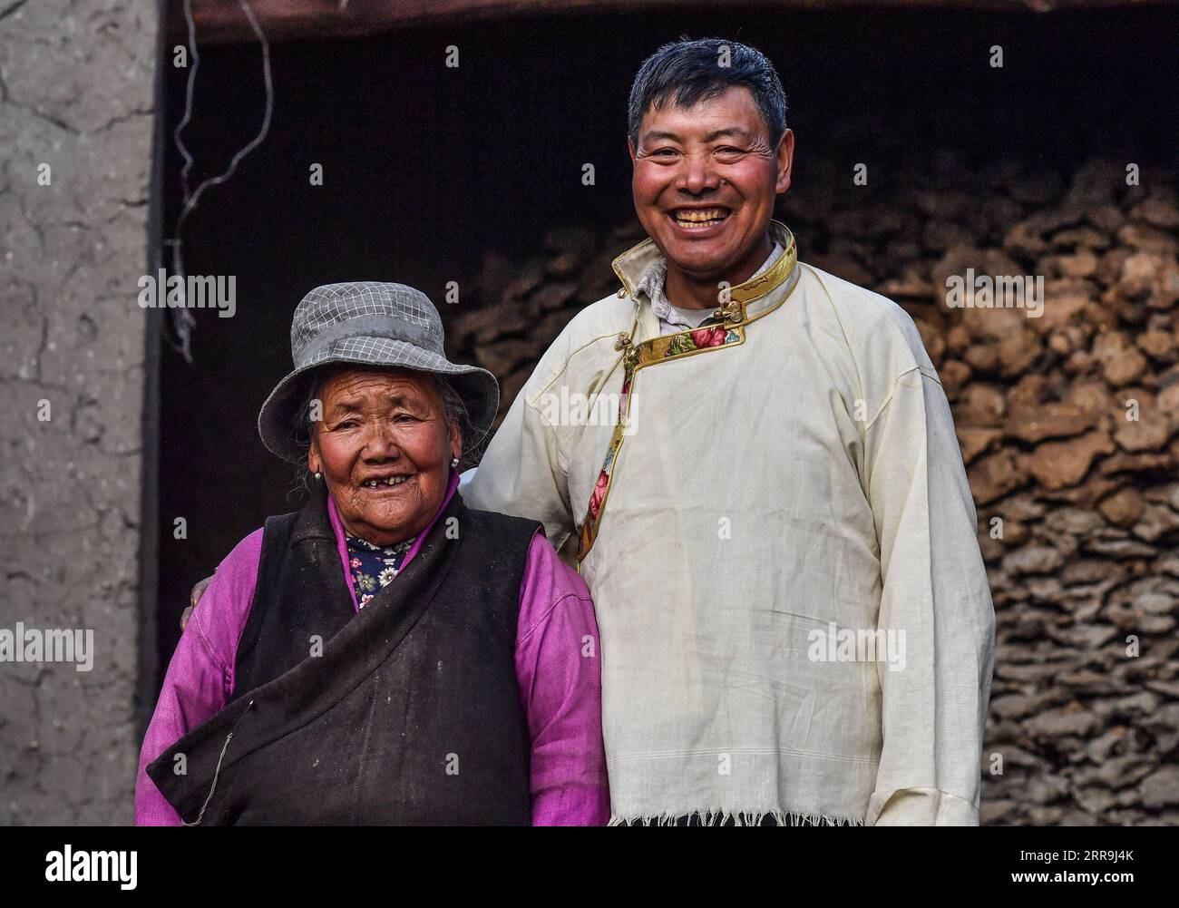 210618 -- LHASA, 18 giugno 2021 -- Tseten Lhamo posa per una foto con suo figlio nel villaggio Qoide og di Yardoi Township, Shannan City, regione autonoma Tibet del sud-ovest della Cina, 3 giugno 2021. Tseten Lhamo, 84 anni, è un residente del villaggio Qoide og di Yardoi Township. Quando ricordava la sua vita da servitore ai vecchi tempi, Tseten Lhamo disse che doveva lavorare per i proprietari di servi tutto l'anno, e non avrebbe mai potuto riposarsi nemmeno durante le vacanze. Durante quei giorni, la cosa più indimenticabile per Tseten Lhamo è pagare l'affitto. Ha dovuto affittare terreni agricoli dai proprietari di servi e consegnare un affitto pesante a prescindere dal fatto che il raccolto fosse buono Foto Stock