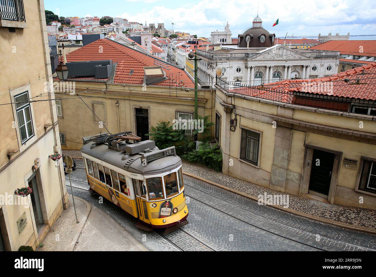 210619 -- LISBONA, 19 giugno 2021 -- Un tram è visto in una strada nel centro di Lisbona, Portogallo, 18 giugno 2021. Giovedì il governo portoghese ha annunciato che l'intera area metropolitana di Lisbona AML sarà isolata nei fine settimana, dalle 15:00 di venerdì alle 6:00 di lunedì prossimo, nel tentativo di contenere l'aumento dei casi di COVID-19 nella capitale del paese. Foto di /Xinhua PORTUGAL-LISBON-COVID-19-ISOLATION PedroxFiuza PUBLICATIONxNOTxINxCHN Foto Stock