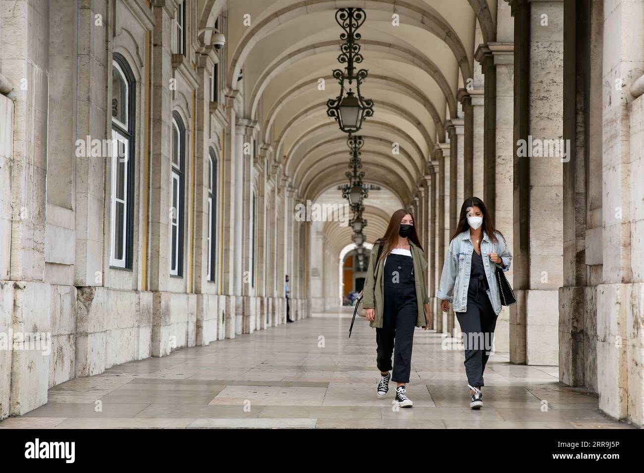 210619 -- LISBONA, 19 giugno 2021 -- le persone con maschere facciali camminano nel centro di Lisbona, Portogallo, 18 giugno 2021. Giovedì il governo portoghese ha annunciato che l'intera area metropolitana di Lisbona AML sarà isolata nei fine settimana, dalle 15:00 di venerdì alle 6:00 di lunedì prossimo, nel tentativo di contenere l'aumento dei casi di COVID-19 nella capitale del paese. Foto di /Xinhua PORTUGAL-LISBON-COVID-19-ISOLATION PedroxFiuza PUBLICATIONxNOTxINxCHN Foto Stock