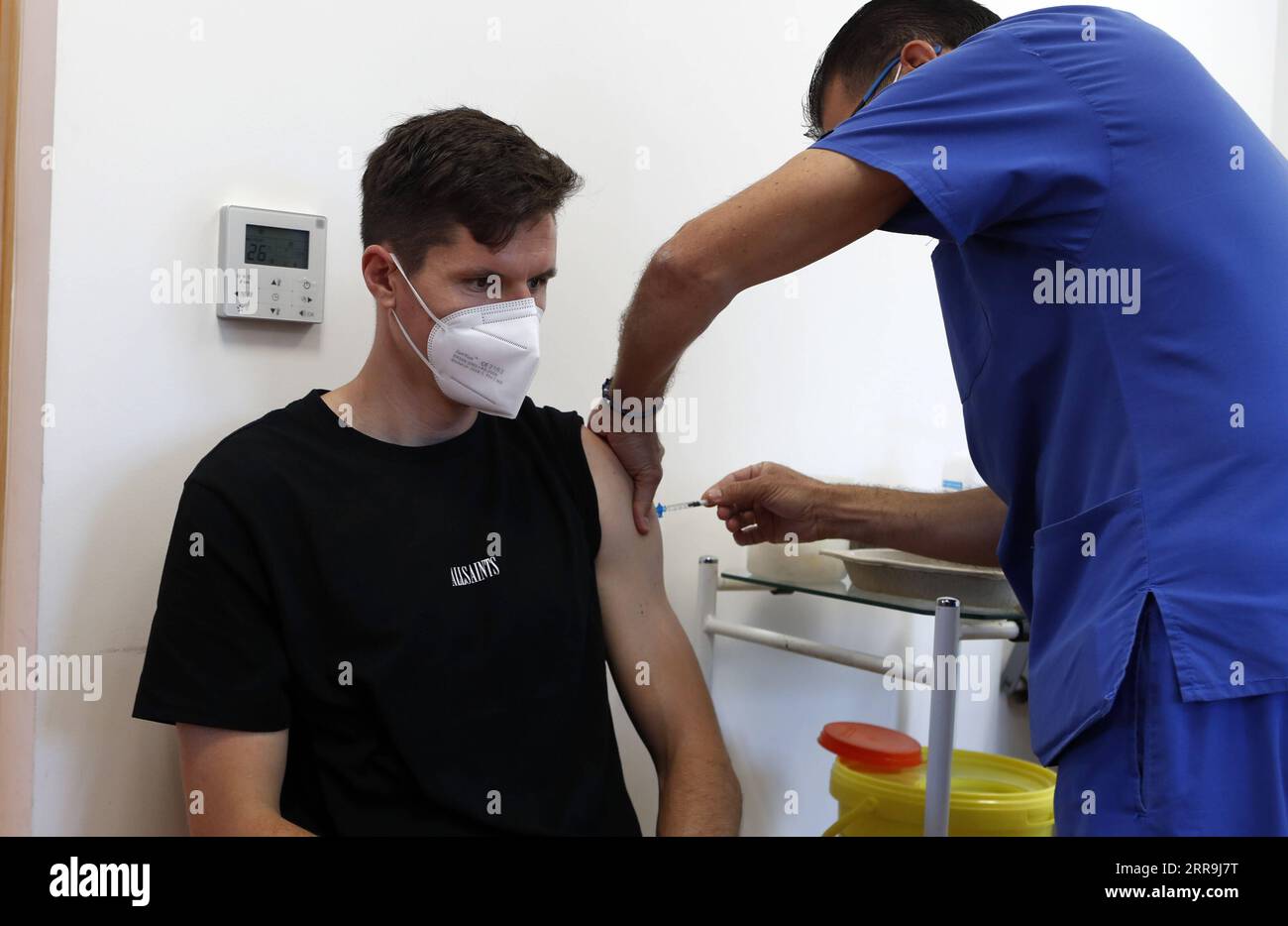 210619 -- NICOSIA, 19 giugno 2021 -- Hector Yuste, giocatore di Omonoia FC, riceve una dose di vaccino moderna al Latsia Health Center di Nicosia, Cipro il 18 giugno 2021. I giocatori della squadra cipriota di calcio professionistico con sede a Nicosia che giocheranno nelle partite di qualificazione della UEFA Champions League devono essere vaccinati. Foto di /Xinhua SPCYPRUS-NICOSIA-FOOTBALL-UEFA CHAMPIONS LEAGUE-VACCINATION GeorgexChristophorou PUBLICATIONxNOTxINxCHN Foto Stock