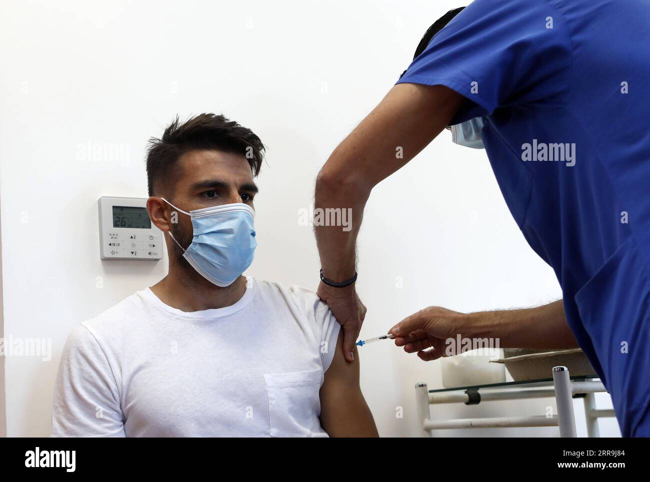 210619 -- NICOSIA, 19 giugno 2021 -- Jordi Gomez, giocatore di Omonoia FC, riceve una dose di vaccino moderna al Latsia Health Center di Nicosia, Cipro il 18 giugno 2021. I giocatori della squadra cipriota di calcio professionistico con sede a Nicosia che giocheranno nelle partite di qualificazione della UEFA Champions League devono essere vaccinati. Foto di /Xinhua SPCYPRUS-NICOSIA-FOOTBALL-UEFA CHAMPIONS LEAGUE-VACCINATION GeorgexChristophorou PUBLICATIONxNOTxINxCHN Foto Stock