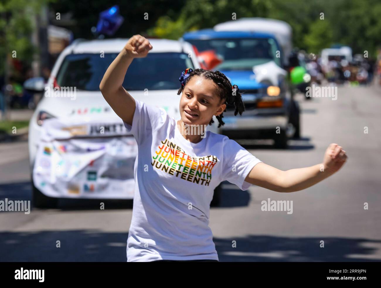 210619 -- EVANSTON U.S., 19 giugno 2021 -- Una giovane ragazza balla durante una celebrazione annuale di Juneteenth a Evanston, Illinois, Stati Uniti, il 19 giugno 2021. Giovedì il presidente degli Stati Uniti Joe Biden ha firmato un disegno di legge che rende Juneteenth una festa federale per commemorare la fine della schiavitù nella nazione. Celebrata il 19 giugno, la festa segna il giorno nel 1865 quando il maggiore generale dell'Unione Gordon Granger emise l'ordine generale n. 3 a Galveston, Texas, emancipando i restanti schiavi nello stato. Per gli americani schiavizzati in Texas, la libertà arrivò due anni e mezzo dopo il presidente Abraha Foto Stock