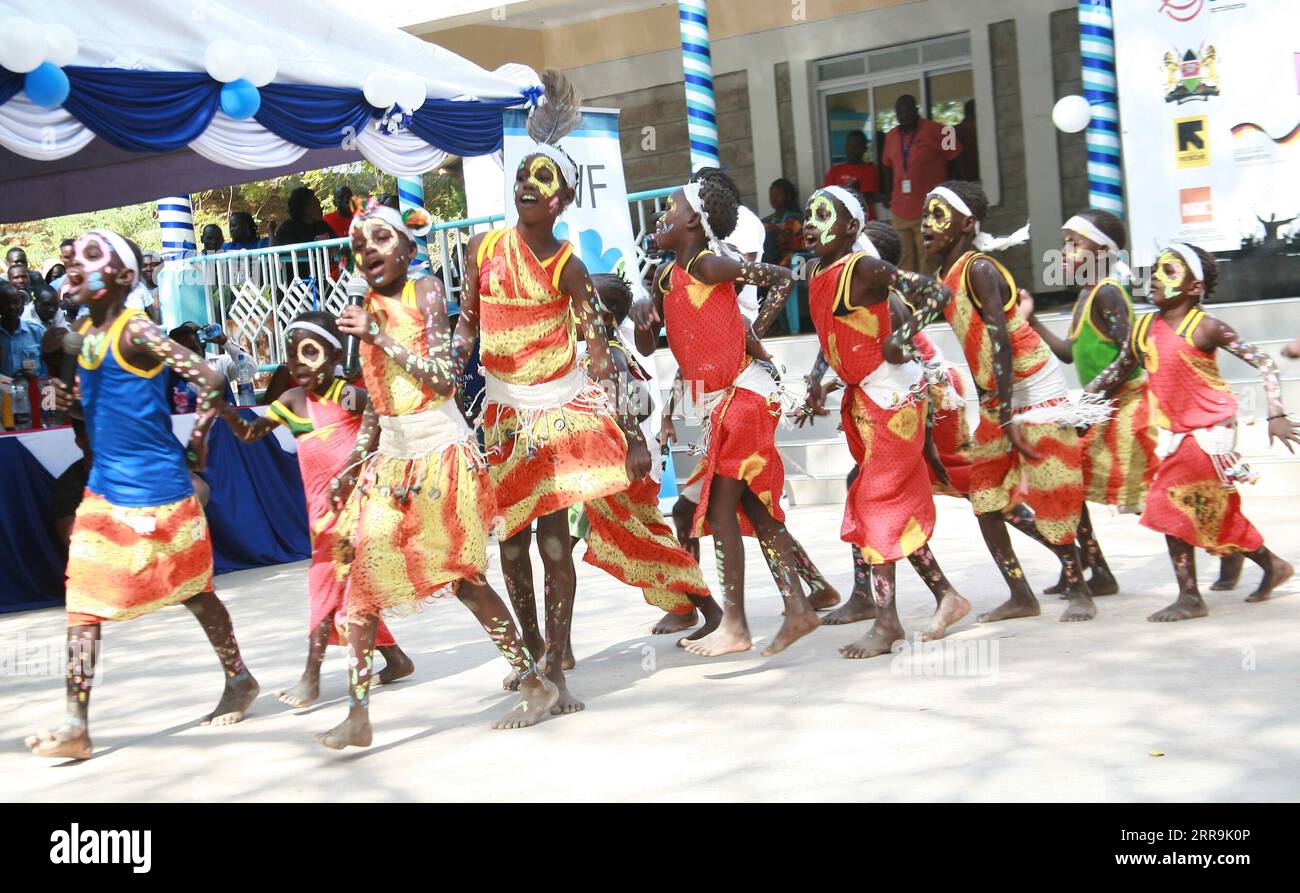 210620 -- NAIROBI, 20 giugno 2021 -- foto scattata l'8 aprile 2021 mostra i bambini che partecipano a una danza tradizionale al campo profughi di Kakuma nella contea di Turkana, Kenya. Sia il Kenya che l'Agenzia delle Nazioni Unite per i rifugiati l'UNHCR hanno convenuto che i campi profughi non sono una soluzione a lungo termine per gli sfollamenti forzati e si sono impegnati a lavorare insieme per trovare soluzioni alternative in linea con i principi e gli obiettivi di condivisione delle responsabilità del Global Compact on Refugees dell'UNHCR. Foto di /Xinhua KENYA-TURKANA-KAKUMA CAMPO PROFUGHI CharlesxOnyango PUBLICATIONxNOTxINxCHN Foto Stock 210620 -- NAIROBI, 20 giugno 2021 -- foto scattata l'8 aprile 2021 mostra i bambini che partecipano a una danza tradizionale al campo profughi di Kakuma nella contea di Turkana, Kenya. Sia il Kenya che l'Agenzia delle Nazioni Unite per i rifugiati l'UNHCR hanno convenuto che i campi profughi non sono una soluzione a lungo termine per gli sfollamenti forzati e si sono impegnati a lavorare insieme per trovare soluzioni alternative in linea con i principi e gli obiettivi di condivisione delle responsabilità del Global Compact on Refugees dell'UNHCR. Foto di /Xinhua KENYA-TURKANA-KAKUMA CAMPO PROFUGHI CharlesxOnyango PUBLICATIONxNOTxINxCHN Foto Stock