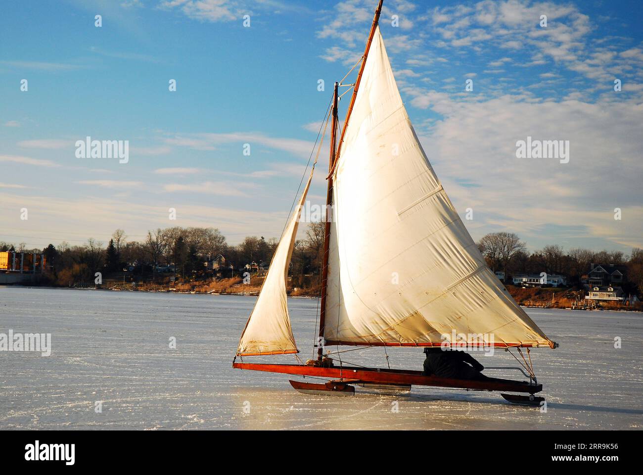 Uno yacht di ghiaccio scivola lungo le acque ghiacciate al largo di Red Bank, New Jersey Foto Stock