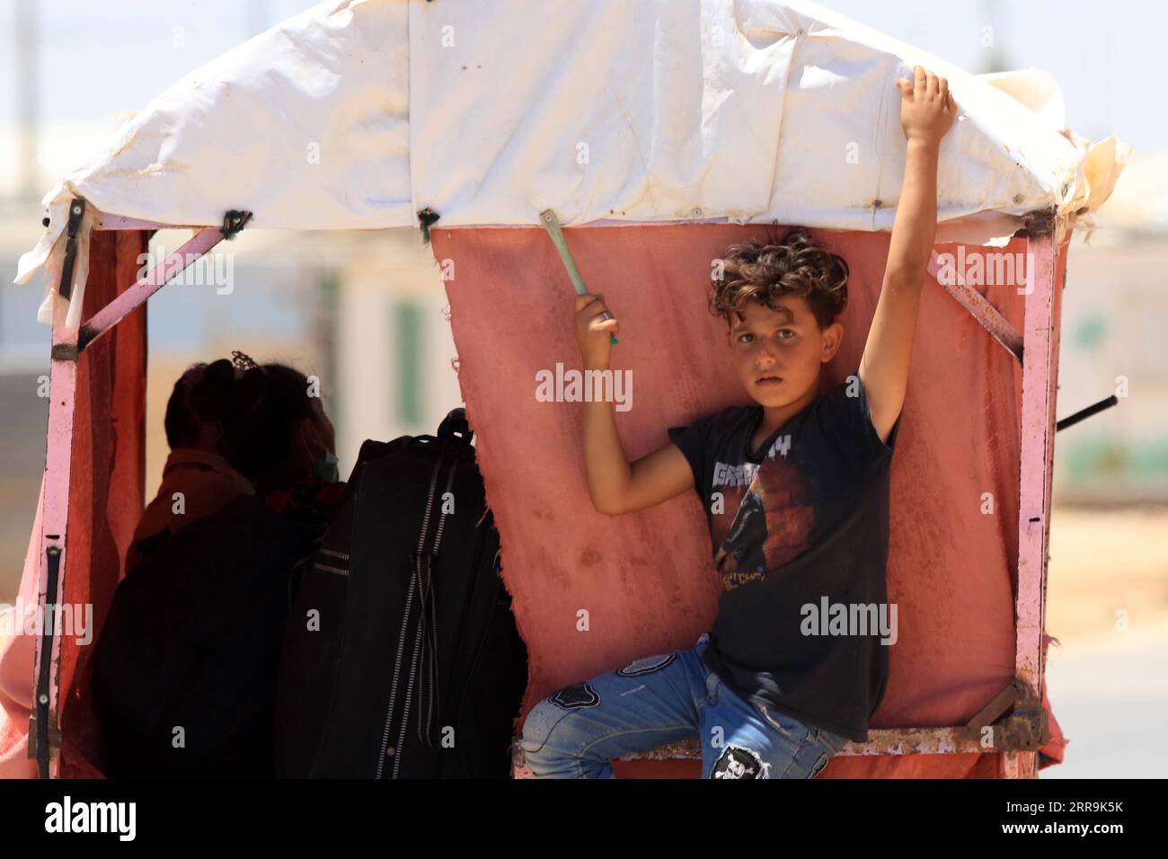 210620 -- CAMPO ZAATARI, 20 giugno 2021 -- rifugiati siriani sono visti nel campo profughi di Zaatari, Giordania, 17 giugno 2021. Mohamed Jokhadar, un artista siriano di 35 anni che vive nel campo per rifugiati di Zaatari in Giordania, utilizza le sue abilità pittoriche non solo per ripristinare la speranza tra i rifugiati siriani, ma anche per educare e dare loro la possibilità di realizzare un futuro migliore. ANDARE CON Feature: L'artista siriano dipinge per rilanciare la speranza tra i rifugiati in Giordania foto di /Xinhua JORDAN-ZAATARI CAMP-SYRIAN REFUGEE-ARTIST MohammadxAbuxGhosh PUBLICATIONxNOTxINxCHN Foto Stock