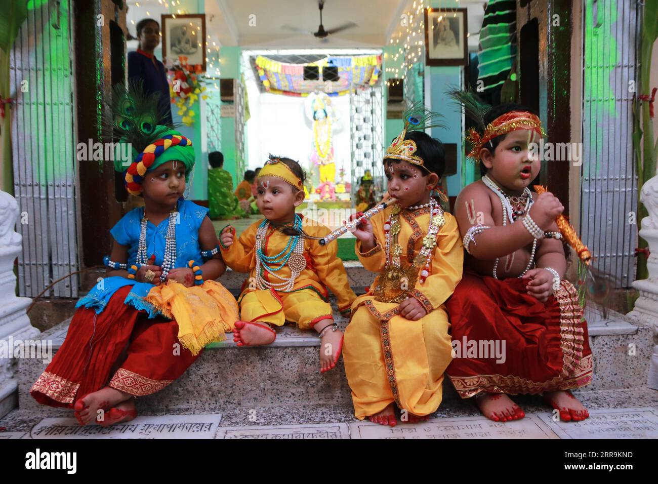 Calcutta, Bengala Occidentale, India. 6 settembre 2023. Bambino indiano vestito come il dio indù Lord Krishna mentre partecipava a una competizione durante le celebrazioni per il festival Janmashtami in un tempio di Calcutta. Il festival indù Janmashtami che cade il 6 settembre 2023 segna la nascita del dio indù, il Signore Krishna. Krishna Janmashtami è uno dei festival più popolari ampiamente celebrati dagli indù in tutta l'India e in altri paesi. (Immagine di credito: © Dipa Chakraborty/Pacific Press via ZUMA Press Wire) SOLO USO EDITORIALE! Non per USO commerciale! Foto Stock