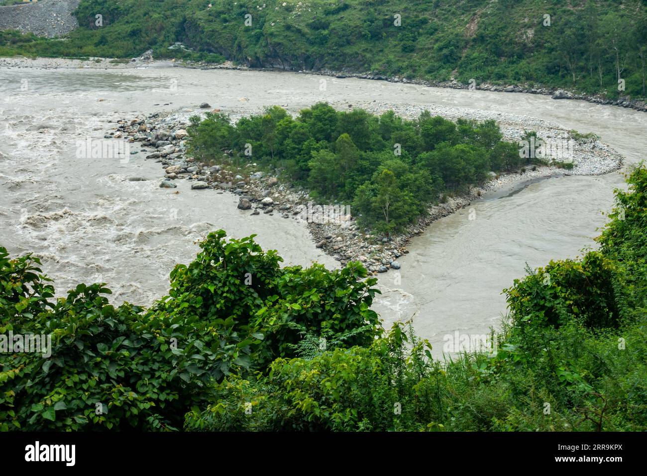 Isola isolata nel fiume Satluj, circondata da acque fluide, Himachal Pradesh, India Foto Stock