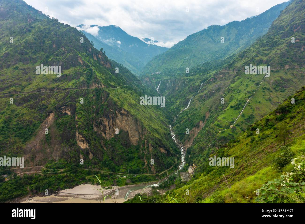 Kalpa, distretto di Kinnaur: Valli profonde, ruscelli di montagna che scorrono all'interno, in Himachal Pradesh, India. Foto Stock