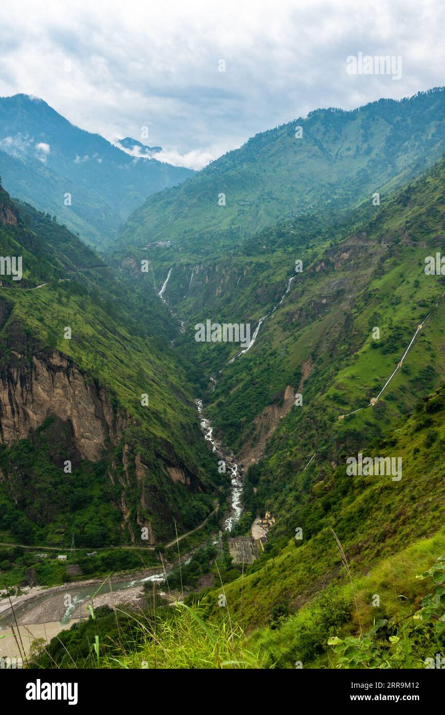 Kalpa, distretto di Kinnaur: Valli profonde, ruscelli di montagna che scorrono all'interno, in Himachal Pradesh, India. Foto Stock