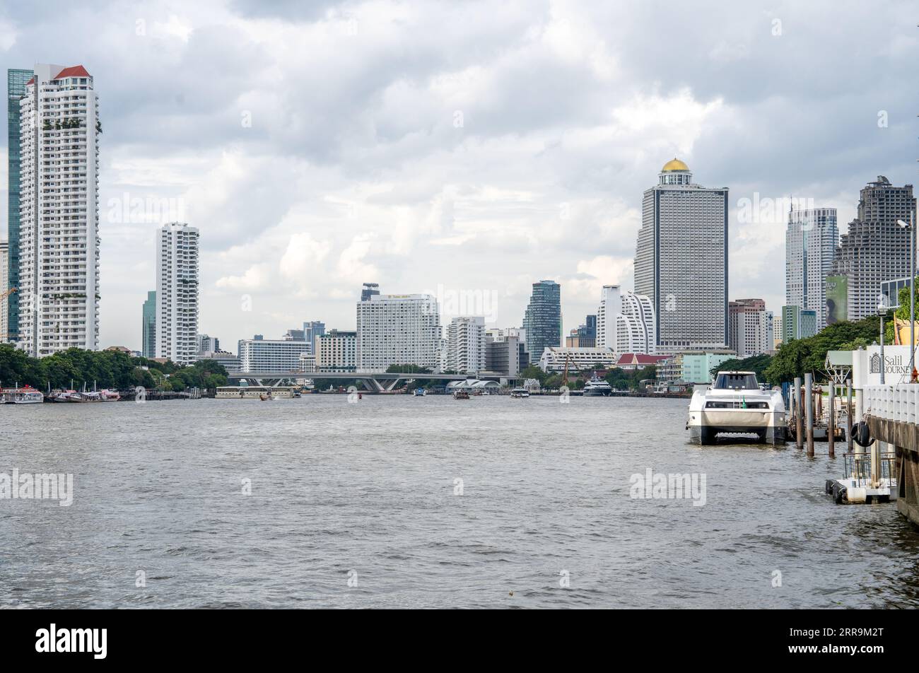 Il fiume Chao Phraya e il paesaggio urbano di Bangkok in Thailandia e Asia Foto Stock