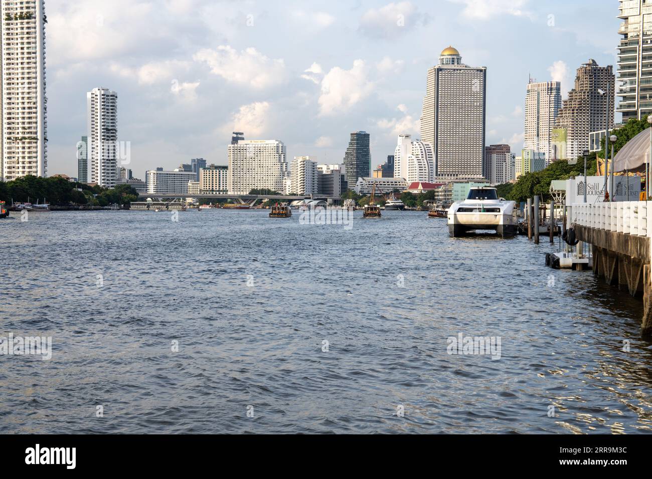 Il fiume Chao Phraya e il paesaggio urbano di Bangkok in Thailandia e Asia Foto Stock