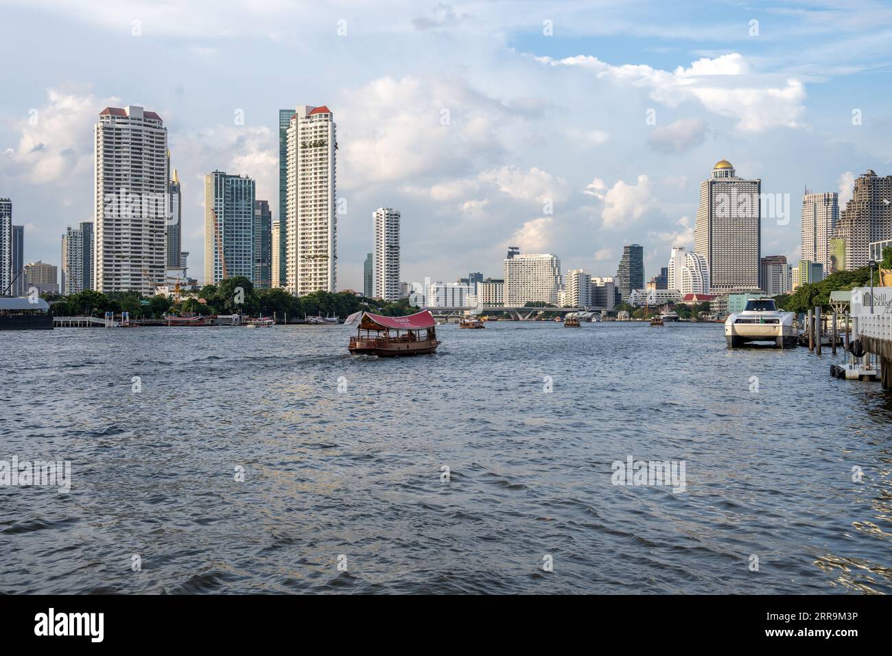 Il fiume Chao Phraya e il paesaggio urbano di Bangkok in Thailandia e Asia Foto Stock