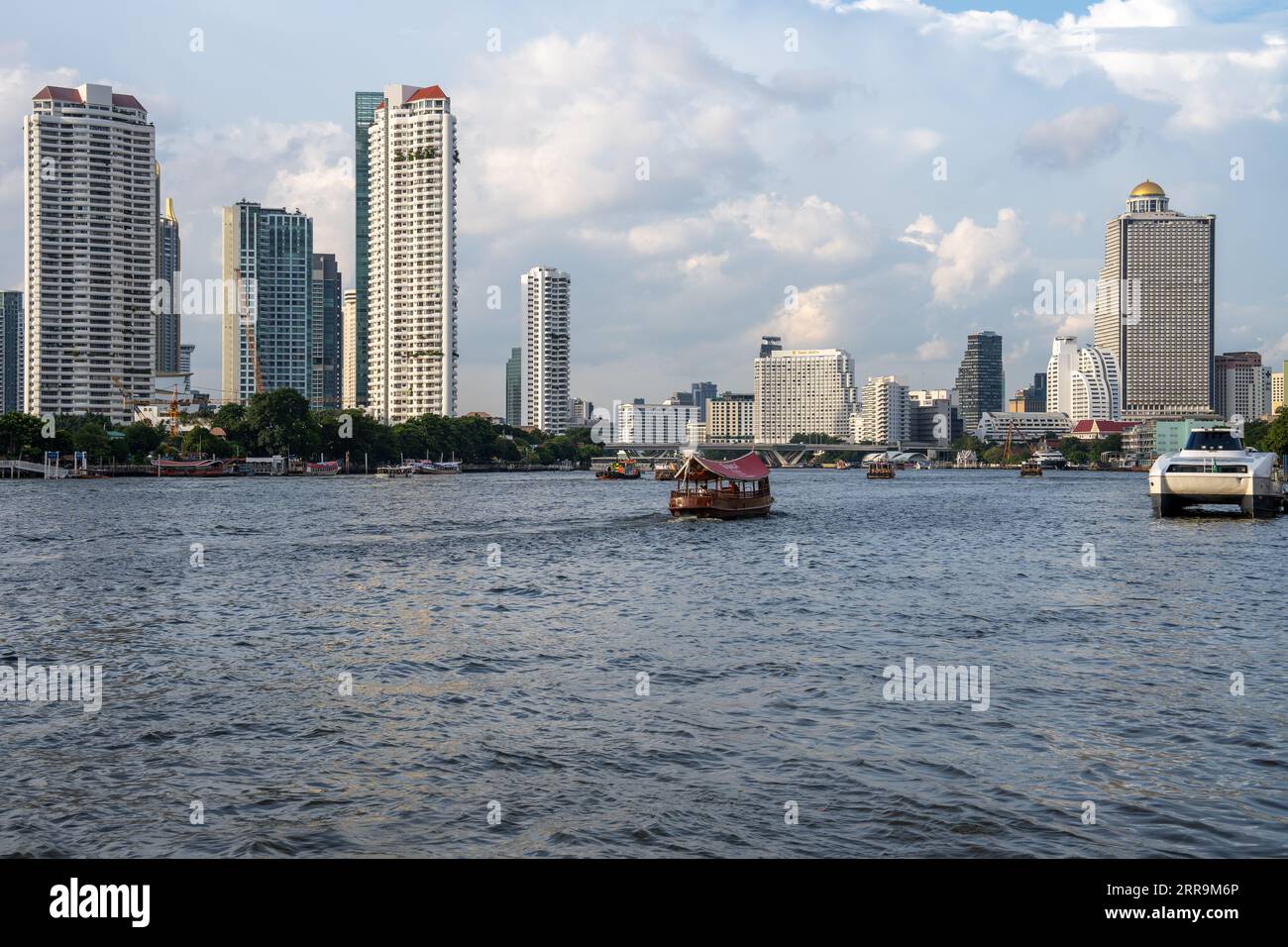 Il fiume Chao Phraya e il paesaggio urbano di Bangkok in Thailandia e Asia Foto Stock