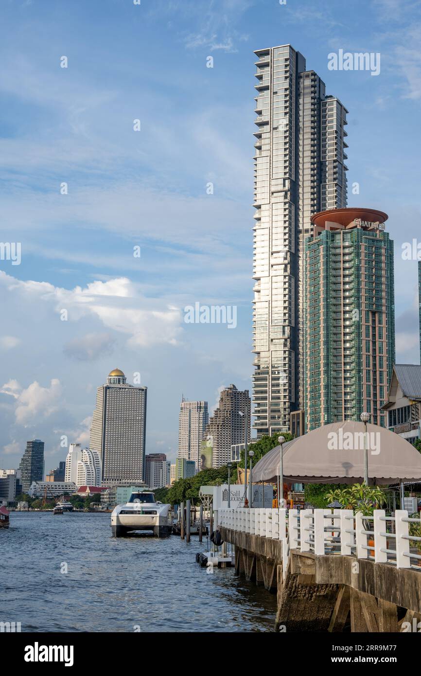Il fiume Chao Phraya e il paesaggio urbano di Bangkok in Thailandia e Asia Foto Stock