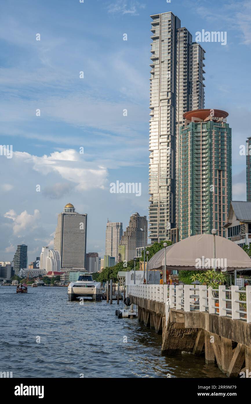 Il fiume Chao Phraya e il paesaggio urbano di Bangkok in Thailandia e Asia Foto Stock