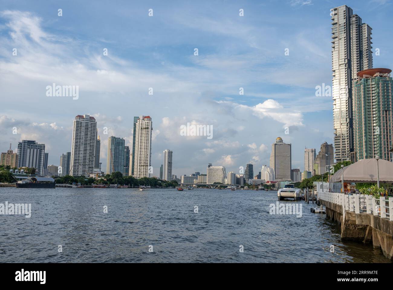 Il fiume Chao Phraya e il paesaggio urbano di Bangkok in Thailandia e Asia Foto Stock