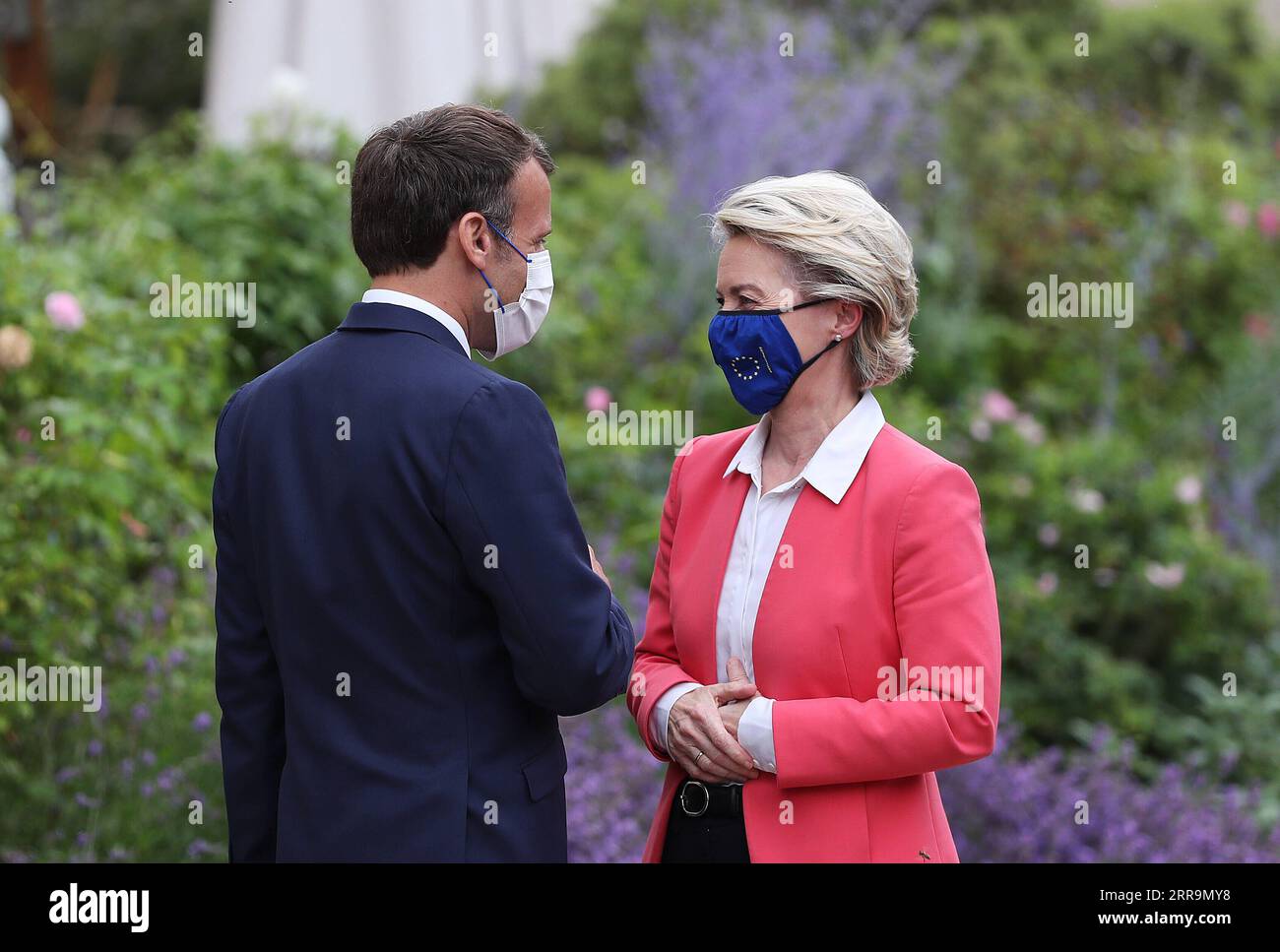 210624 -- PARIGI, 24 giugno 2021 -- il presidente francese Emmanuel Macron L dà il benvenuto alla presidente della Commissione europea Ursula von der Leyen all'Elysee Palace di Parigi il 23 giugno 2021. Mercoledì la Presidente della Commissione europea Ursula von der Leyen ha concluso la prima tappa della sua visita a 12 membri dell'UE che hanno ottenuto l'approvazione dei loro piani nazionali di ripresa. A Parigi, Ursula von der Leyen ha annunciato che la Francia riceverà 39,4 miliardi di euro in sovvenzioni. FRANCE-PARIS-EU-POST-PANDEMIA PIANO DI RIPRESA-APPROVAZIONE GAOXJING PUBLICATIONXNOTXINXCHN Foto Stock