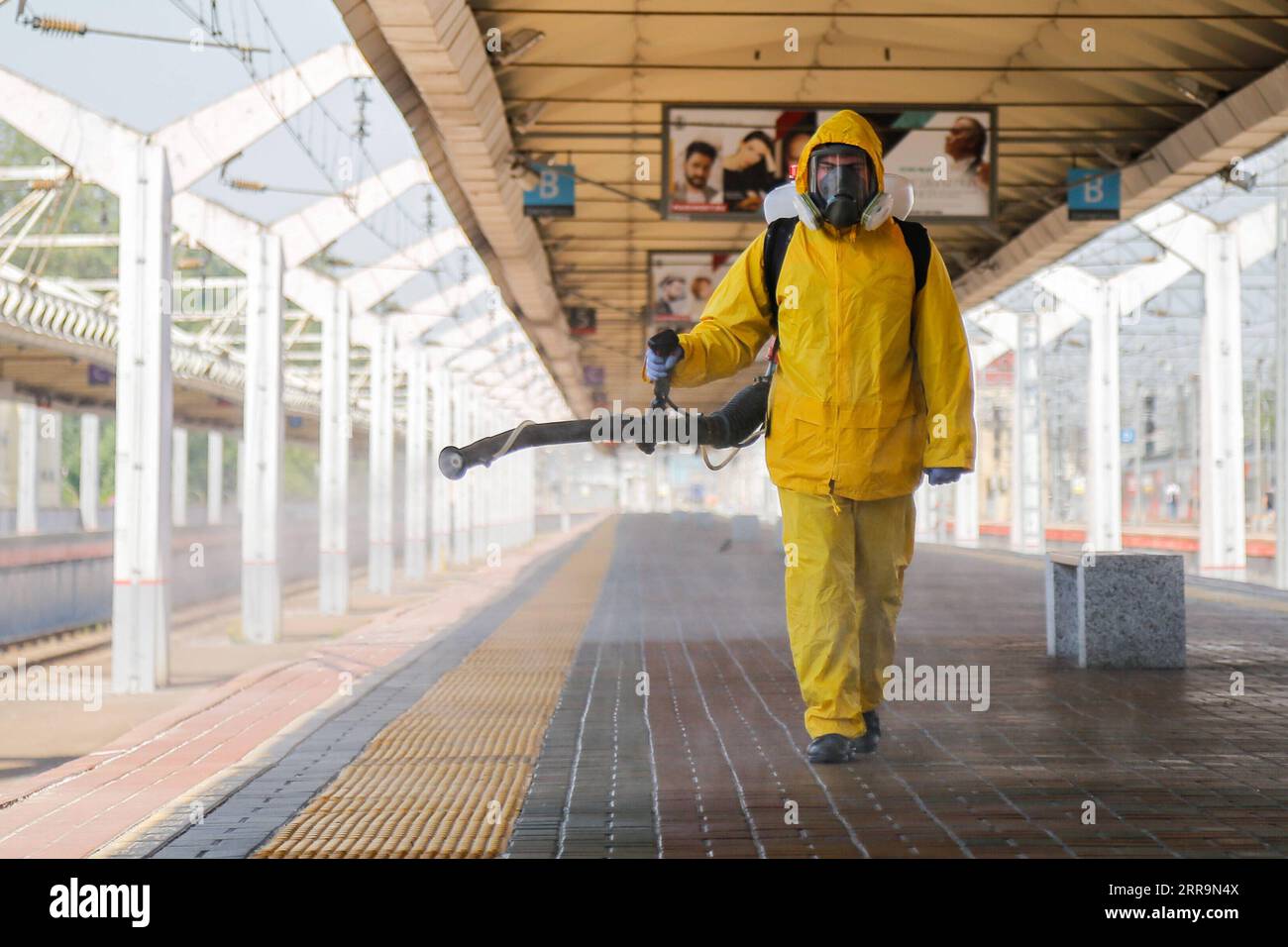 210624 -- MOSCA, 24 giugno 2021 -- Un dipendente municipale che indossa una tuta protettiva disinfetta una stazione ferroviaria a Mosca, in Russia, il 24 giugno 2021. La Russia ha registrato 20.182 nuove infezioni da coronavirus nelle ultime 24 ore, il più alto aumento giornaliero dal 24 gennaio, portando il numero nazionale a 5.388.695, il centro ufficiale di monitoraggio e risposta ha detto giovedì. Foto di /Xinhua RUSSIA-MOSCA-COVID-19-DISINFEZIONE AlexanderxZemlianichenkoxJr PUBLICATIONxNOTxINxCHN Foto Stock