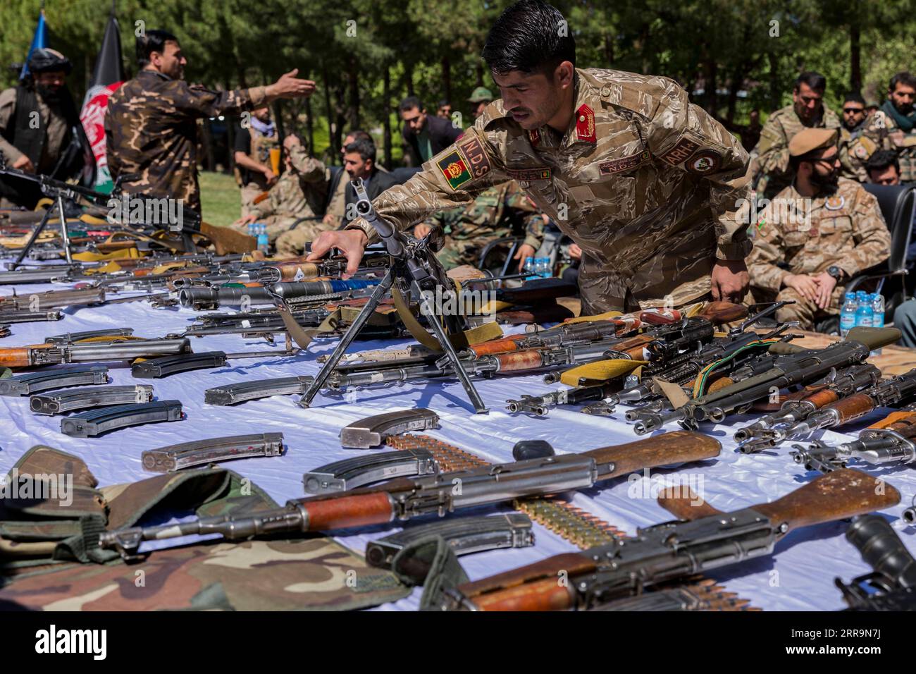 210625 -- HERAT, 25 giugno 2021 -- un membro della forza di sicurezza afghana ispeziona le armi consegnate dai militanti talebani a Herat, Afghanistan, 24 giugno 2021. Un portavoce del governo locale ha dichiarato che un totale di 130 militanti talibani si sono arresi al governo afghano nella provincia occidentale afghana di Herat giovedì. Foto di /Xinhua AFGHANISTAN-HERAT-TALIBAN MILITANTS SURRENDER ElahaxSahel PUBLICATIONxNOTxINxCHN Foto Stock