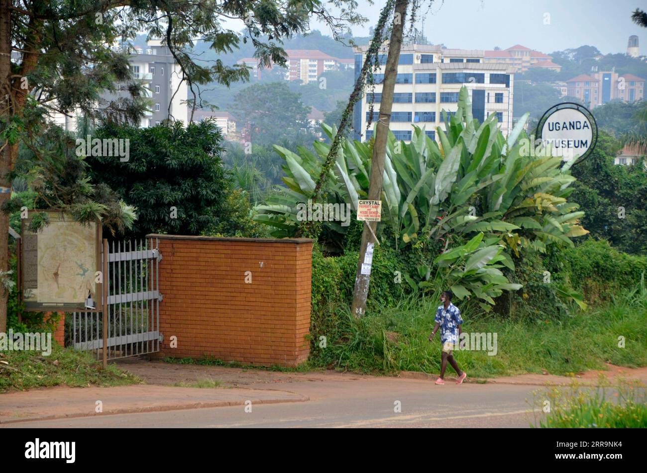 210625 -- KAMPALA, 25 giugno 2021 -- Un uomo che indossa una maschera cammina davanti al cancello chiuso del Museo Uganda a Kampala, Uganda, 25 giugno 2021. L'Uganda ha sospeso il turismo interno in mezzo a crescenti casi di COVID-19, un funzionario del turismo ha detto qui venerdì. L'Uganda guadagnava oltre 1,6 miliardi di dollari all'anno dal settore turistico, ma i guadagni turistici del paese nel 2020 sono diminuiti del 73% a causa della pandemia, secondo il ministero del turismo. Foto di /Xinhua UGANDA-KAMPALA-COVID-19-SOSPENSIONE TURISTICA NAZIONALE NicholasxKajoba PUBLICATIONxNOTxINxCHN Foto Stock