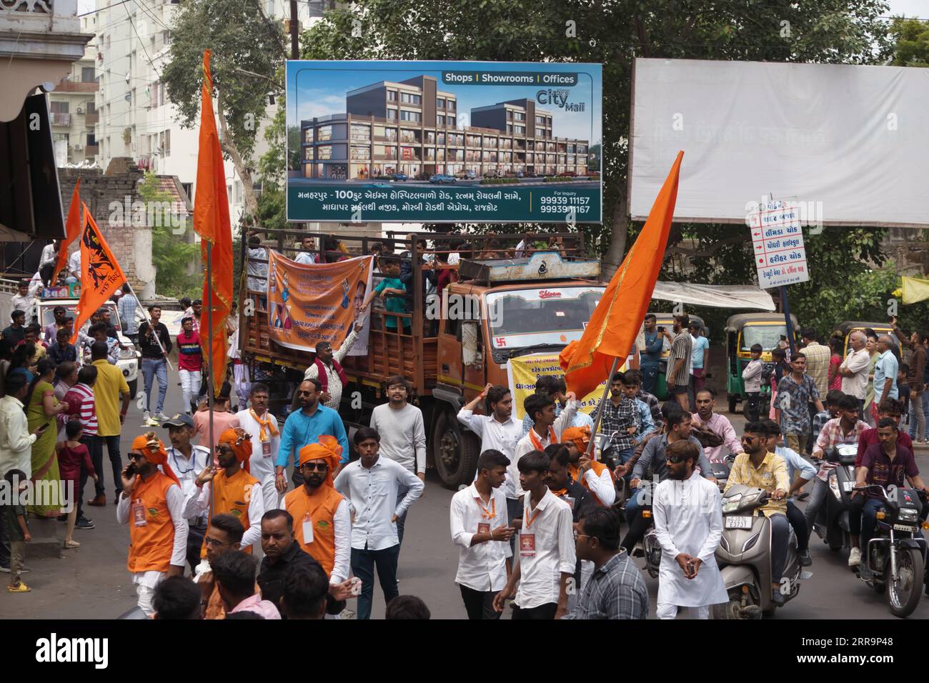 Rajkot, India. 7 settembre 2023. La gente si sta godendo il «Rath Yatra» in occasione di Shri Krishna Janmashtami con bandiere di zafferano. Crediti: Nasirkhan Davi/Alamy Live News Foto Stock