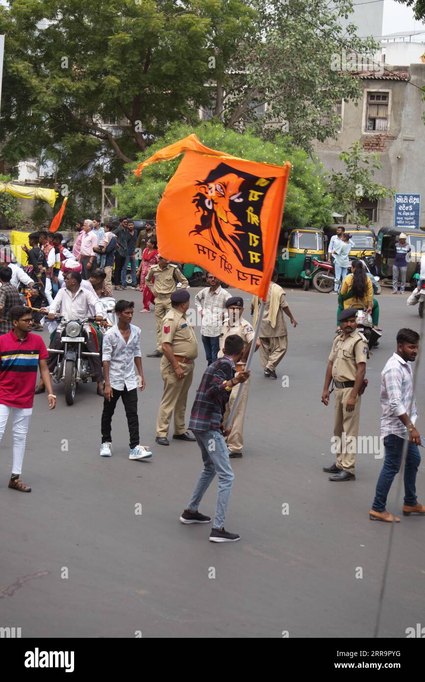 Rajkot, India. 7 settembre 2023. Un uomo è molto felice di sventolare una bandiera di zafferano con uno schizzo di Hanumanji a Harihar Chowk a Rajkot. Crediti: Nasirkhan Davi/Alamy Live News Foto Stock