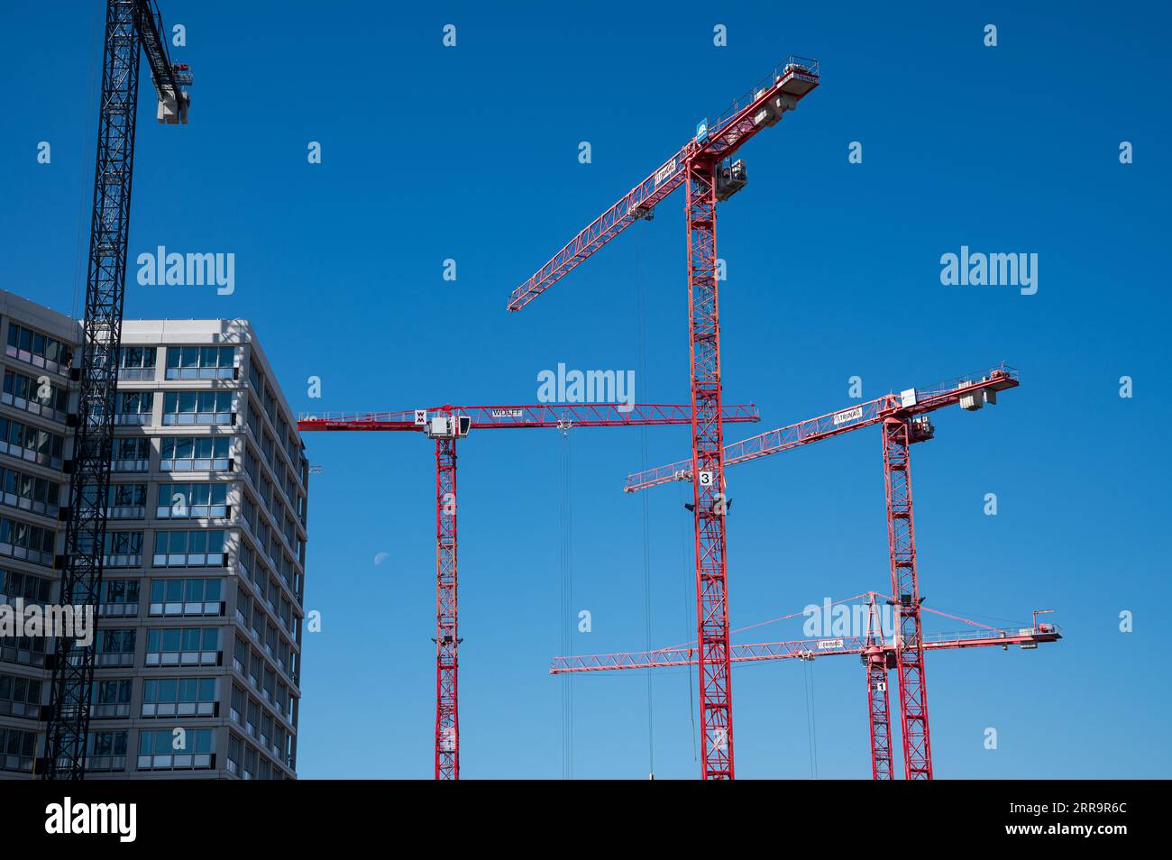 06.09.2023, Berlino, Germania, Europa - le gru da costruzione si innalzano nel cielo blu in un cantiere Europacity nel nuovo quartiere urbano di Heidestrasse. Foto Stock