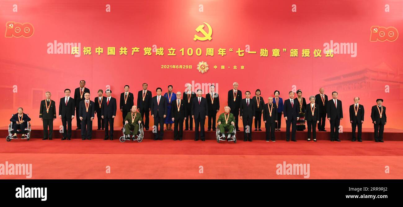 210629 -- PECHINO, 29 giugno 2021 -- il presidente cinese Xi Jinping, anche segretario generale del Comitato centrale del PCC del Partito Comunista Cinese e presidente della Commissione militare centrale, e altri leader posano per una foto di gruppo con i destinatari della Medaglia del 1° luglio, il più alto onore del Partito, alla grande sala del popolo di Pechino, capitale della Cina, il 29 giugno 2021. La cerimonia di premiazione della medaglia del 1° luglio si è tenuta martedì mattina presso la sala grande del popolo di Pechino. CHINA-BEIJING-XI JINPING-1 LUGLIO CERIMONIA DI PREMIAZIONE DELLA MEDAGLIA CN XIEXHUANCHI PUBLICATIONXNOTXINXCHN Foto Stock