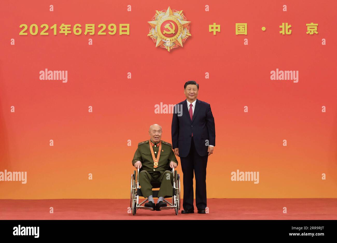 210629 -- PECHINO, 29 giugno 2021 -- il presidente cinese Xi Jinping, anche segretario generale del Comitato centrale del PCC del Partito Comunista Cinese e presidente della Commissione militare centrale, presenta la Medaglia del 1° luglio, il più alto onore del partito, a Wang Zhanshan alla cerimonia di premiazione presso la grande sala del popolo di Pechino, capitale della Cina, 29 giugno 2021. La cerimonia di premiazione della medaglia del 1° luglio si è tenuta martedì mattina presso la sala grande del popolo di Pechino. CHINA-BEIJING-XI JINPING-1 LUGLIO CERIMONIA DI PREMIAZIONE DELLA MEDAGLIA CN LIXXUEREN PUBLICATIONXNOTXINXCHN Foto Stock