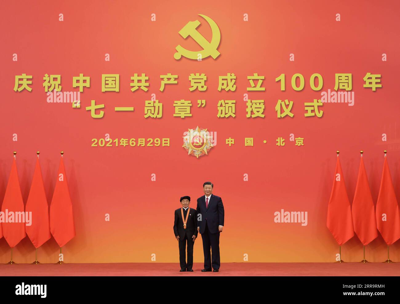 210629 -- PECHINO, 29 giugno 2021 -- il presidente cinese Xi Jinping, anche segretario generale del Comitato centrale del PCC del Partito Comunista Cinese e presidente della Commissione militare centrale, presenta la Medaglia del 1° luglio, il più alto onore del partito, a Huang Dafa alla cerimonia di premiazione presso la grande sala del popolo a Pechino, capitale della Cina, 29 giugno 2021. La cerimonia di premiazione della medaglia del 1° luglio si è tenuta martedì mattina presso la sala grande del popolo di Pechino. CHINA-BEIJING-XI JINPING-1 LUGLIO CERIMONIA DI PREMIAZIONE DELLA MEDAGLIA CN LIXXUEREN PUBLICATIONXNOTXINXCHN Foto Stock