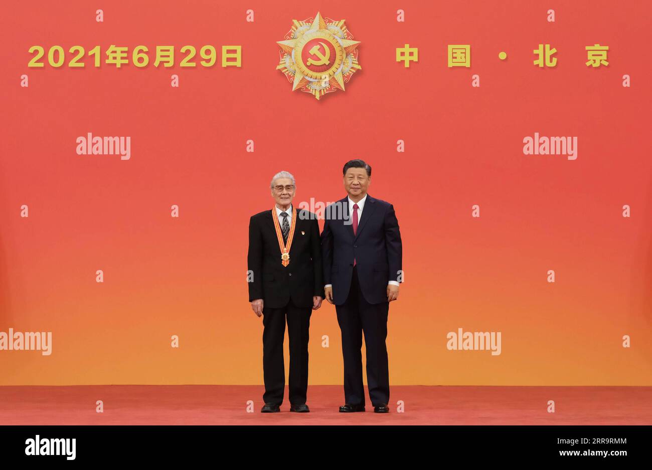 210629 -- PECHINO, 29 giugno 2021 -- il presidente cinese Xi Jinping, anche segretario generale del Comitato centrale del PCC del Partito Comunista Cinese e presidente della Commissione militare centrale, presenta la Medaglia del 1° luglio, il più alto onore del partito, a LAN Tianye alla cerimonia di premiazione presso la sala grande del popolo di Pechino, capitale della Cina, 29 giugno 2021. La cerimonia di premiazione della medaglia del 1° luglio si è tenuta martedì mattina presso la sala grande del popolo di Pechino. CHINA-BEIJING-XI JINPING-1 LUGLIO CERIMONIA DI PREMIAZIONE DELLA MEDAGLIA CN LIXXUEREN PUBLICATIONXNOTXINXCHN Foto Stock