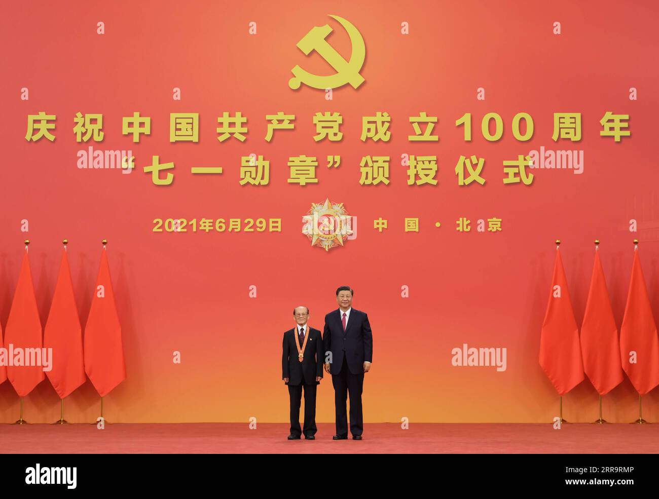 210629 -- PECHINO, 29 giugno 2021 -- il presidente cinese Xi Jinping, anche segretario generale del Comitato centrale del PCC del Partito Comunista Cinese e presidente della Commissione militare centrale, presenta la Medaglia del 1° luglio, il più alto onore del partito, a Wu Tianyi alla cerimonia di premiazione presso la grande sala del popolo di Pechino, capitale della Cina, 29 giugno 2021. La cerimonia di premiazione della medaglia del 1° luglio si è tenuta martedì mattina presso la sala grande del popolo di Pechino. CHINA-BEIJING-XI JINPING-1 LUGLIO CERIMONIA DI PREMIAZIONE DELLA MEDAGLIA CN LIXXUEREN PUBLICATIONXNOTXINXCHN Foto Stock