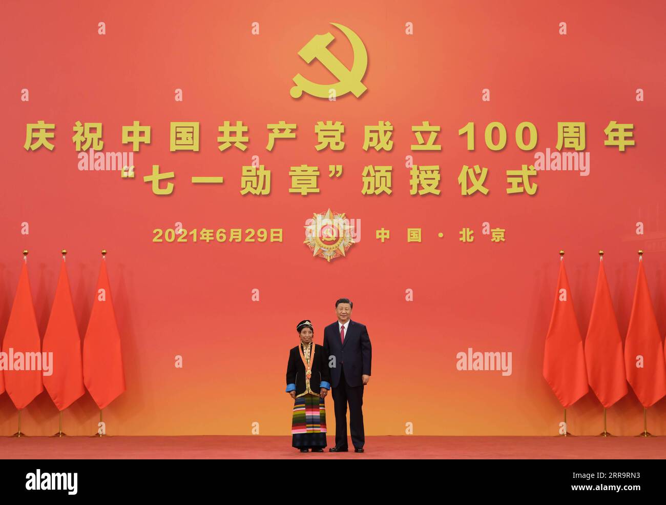 210629 -- PECHINO, 29 giugno 2021 -- il presidente cinese Xi Jinping, anche segretario generale del Comitato centrale del PCC del Partito Comunista Cinese e presidente della Commissione militare centrale, presenta la Medaglia del 1° luglio, il più alto onore del partito, a Zhoigar alla cerimonia di premiazione presso la sala grande del popolo di Pechino, capitale della Cina, 29 giugno 2021. La cerimonia di premiazione della medaglia del 1° luglio si è tenuta martedì mattina presso la sala grande del popolo di Pechino. CHINA-BEIJING-XI JINPING-1 LUGLIO CERIMONIA DI PREMIAZIONE DELLA MEDAGLIA CN LIXXUEREN PUBLICATIONXNOTXINXCHN Foto Stock